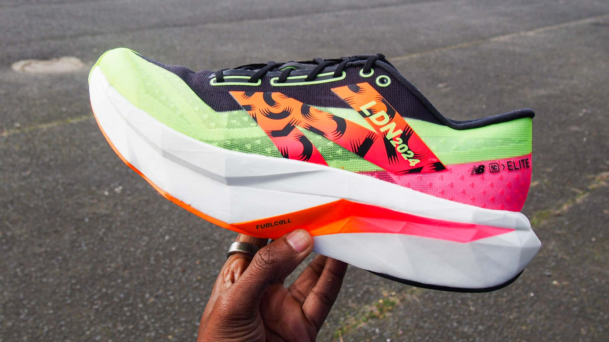 חלק עליון של New Balance FuelCell SC Elite v4 מהדורת לונדון