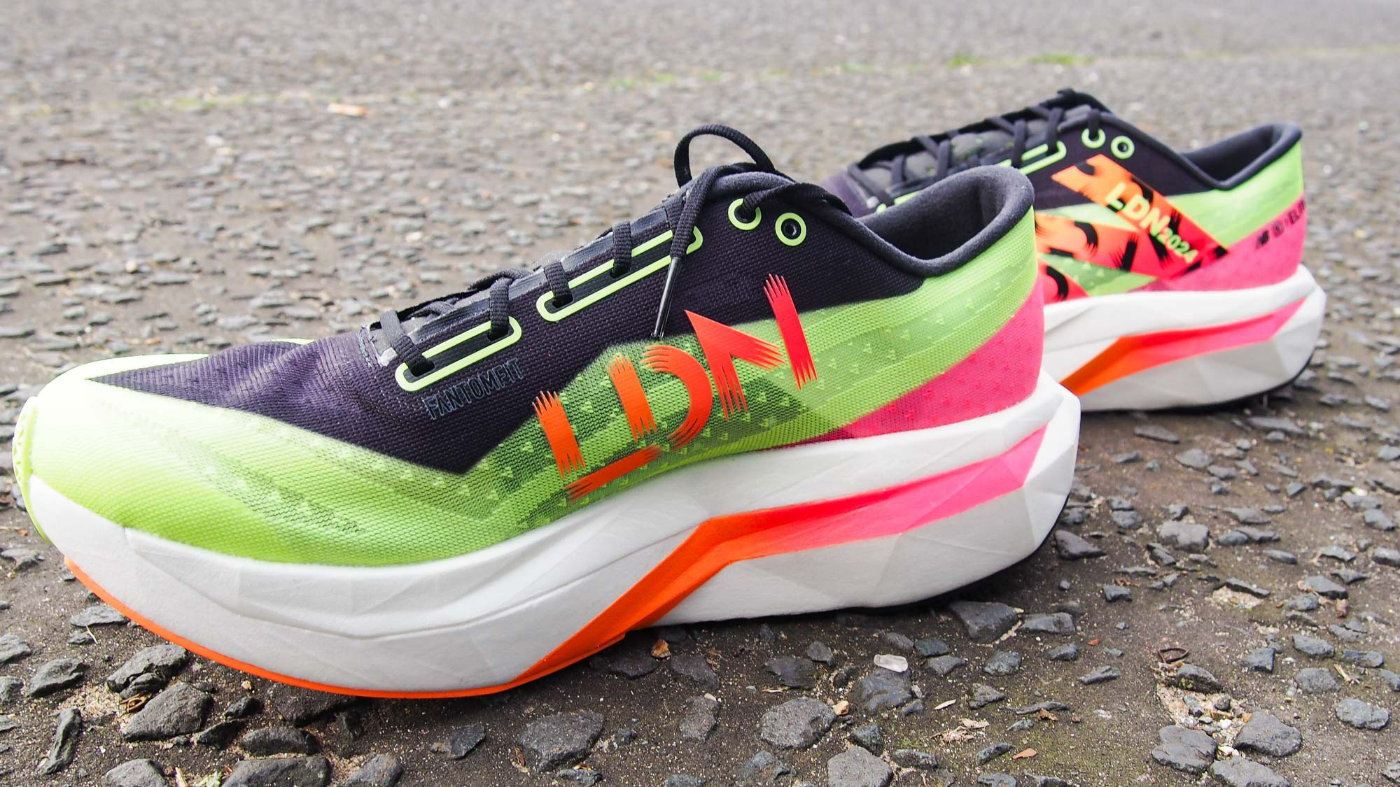 נעלי ריצה New Balance FuelCell SC Elite v4 מהדורת לונדון ללא שרוכים על שביל