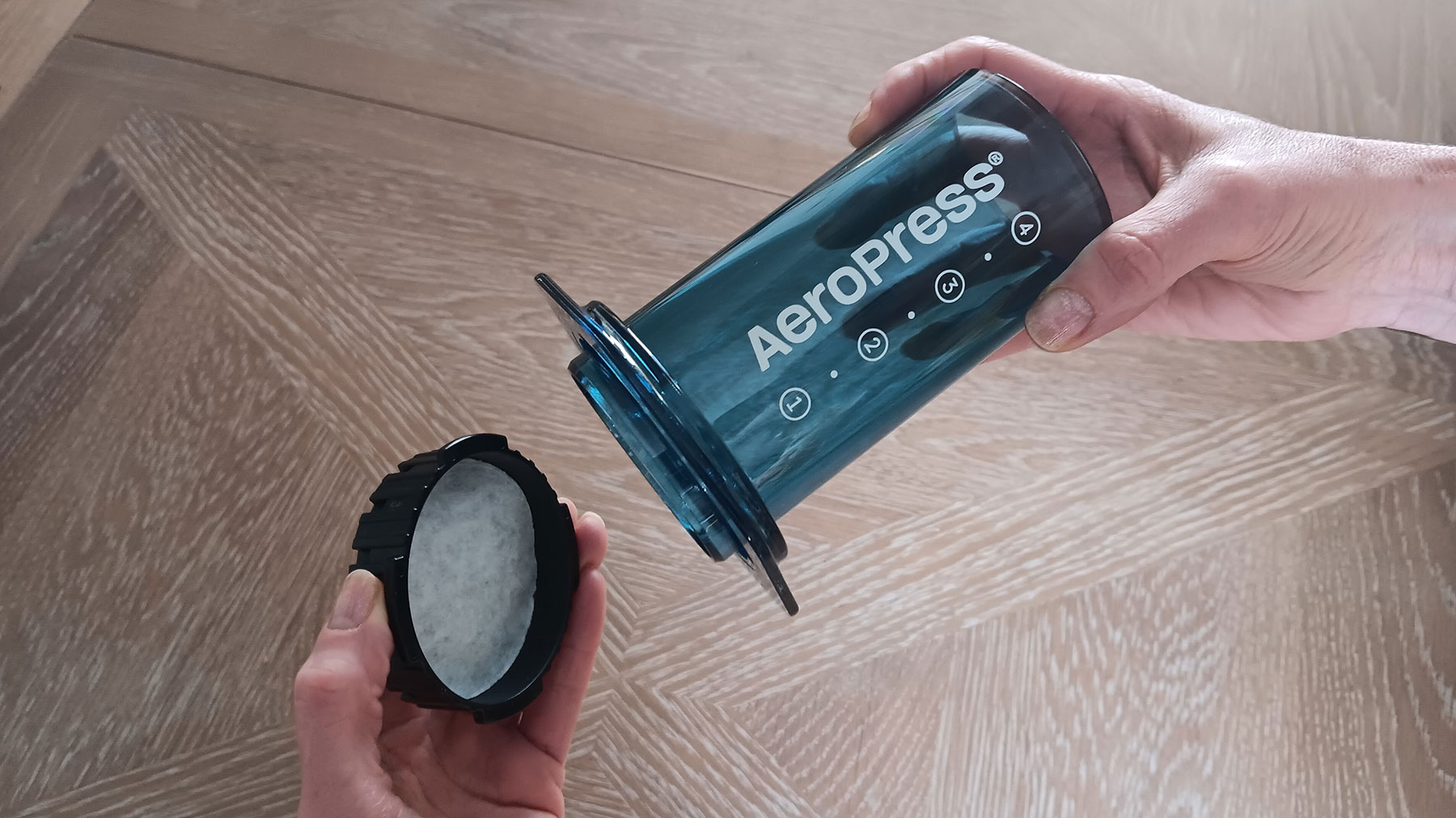 מכונת קפה AeroPress Clear Color מציגה את חיבור המסנן 