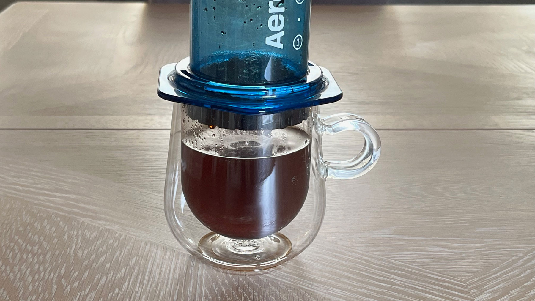 סינון קפה דרך תא AeroPress