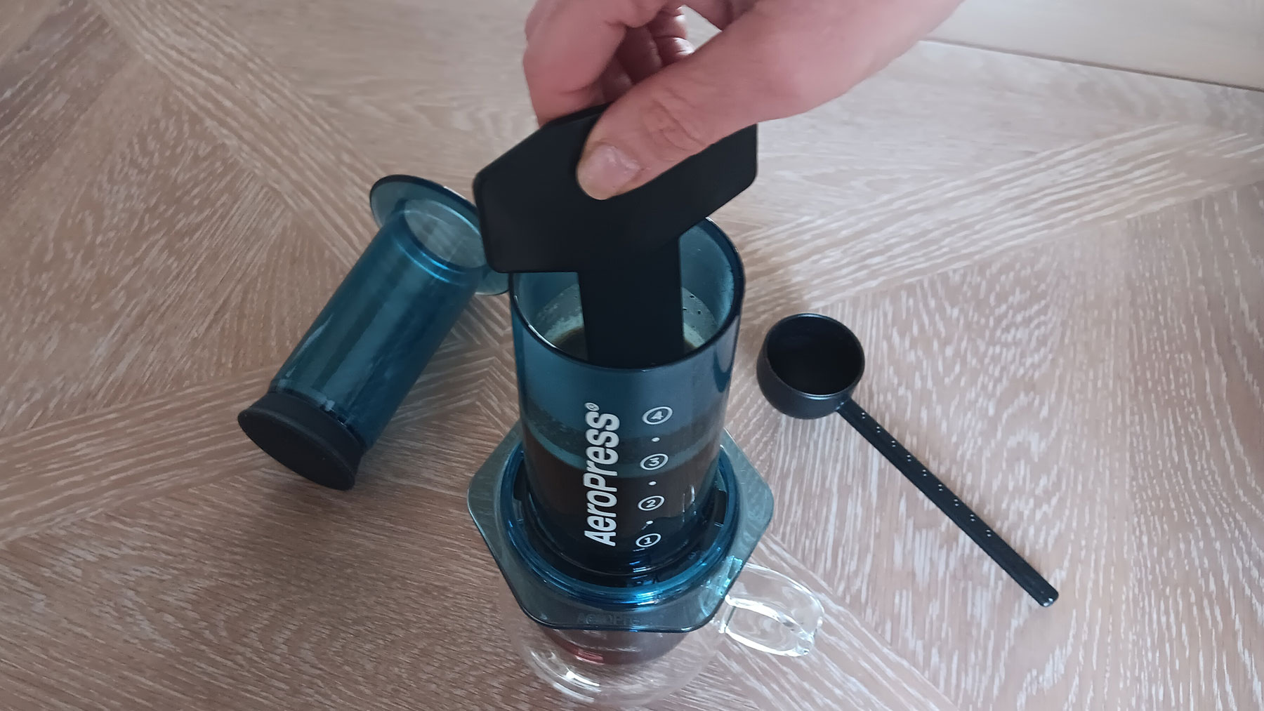 ערבוב קפה ב-AeroPress