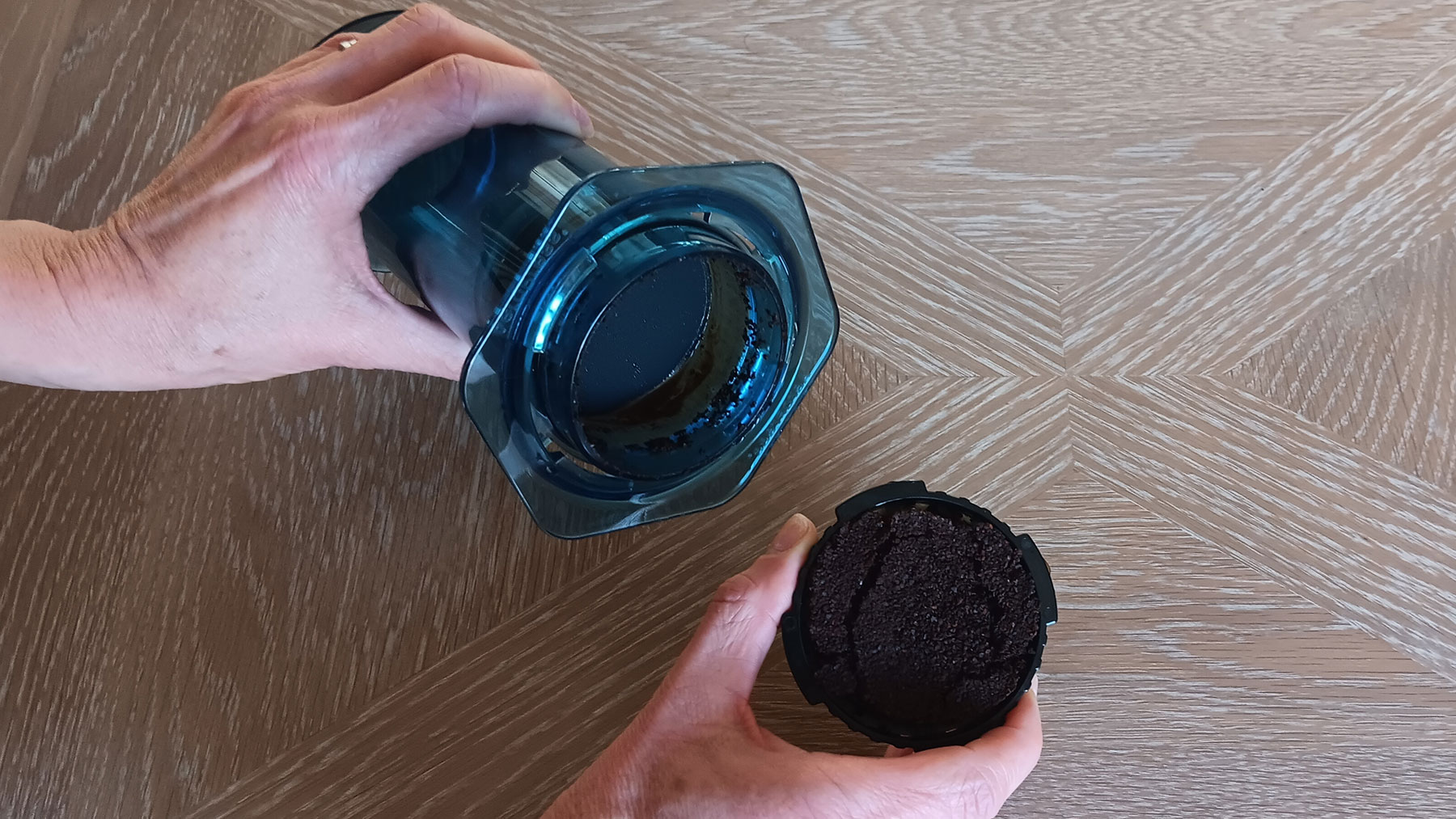 סעיף מסנן קפה על AeroPress Clear Color