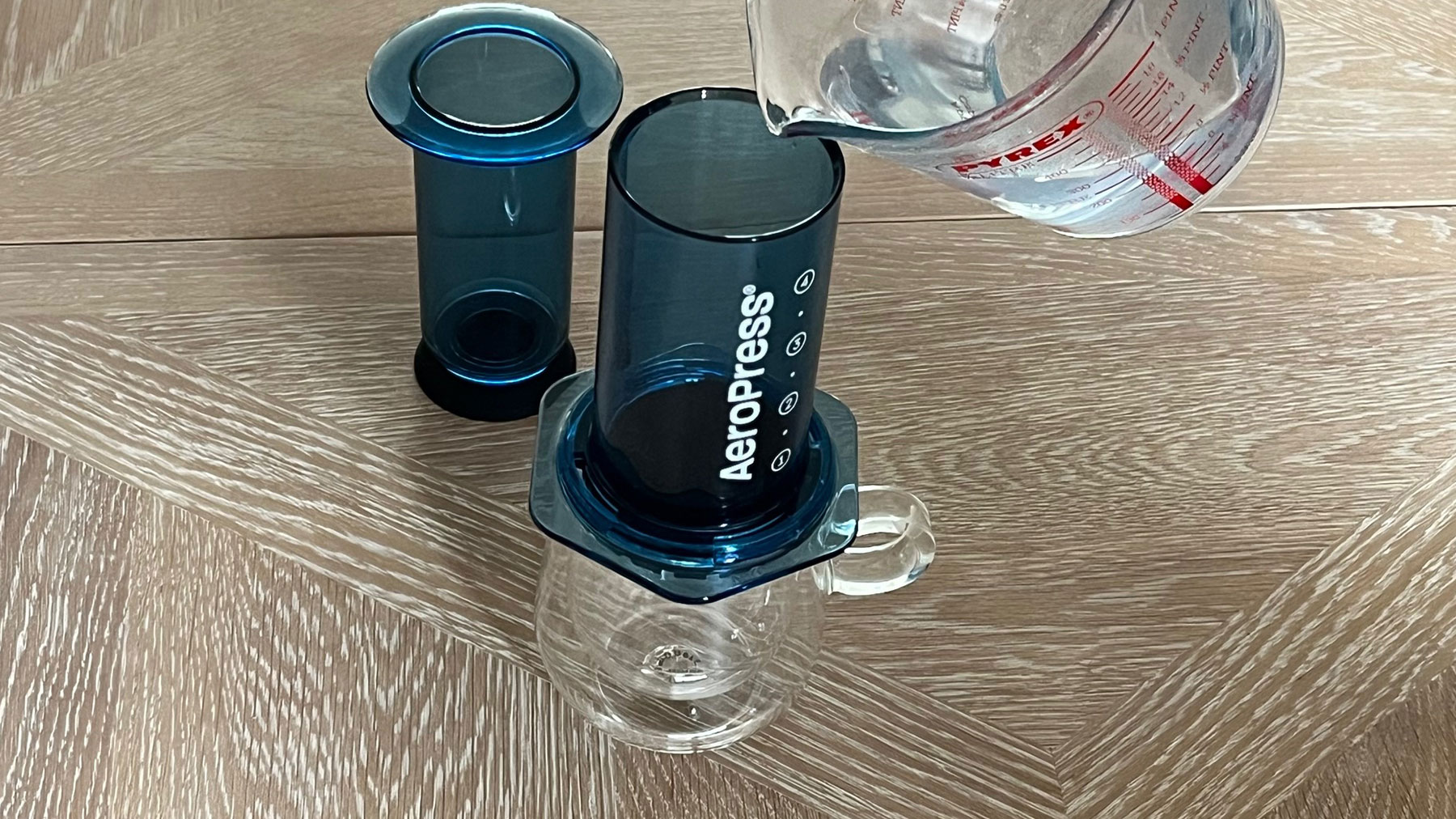 מים נשפכים לתוך תא AeroPress