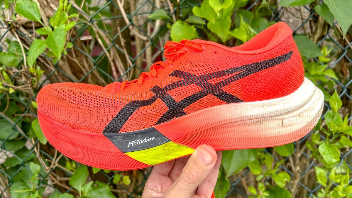 רצתי יותר מ-100 מייל ב-Asics Metaspeed Sky Paris — אני חושב שזו נעל המירוצים הטובה ביותר שקיימת מאת ניק האריס-פרי פורסם ב-28 במאי 24. Asics Metaspeed Sky Paris היא נעל מירוץ מודרנית מושלמת והמועדפת החדשה שלי למירוצים בכל מרחק.