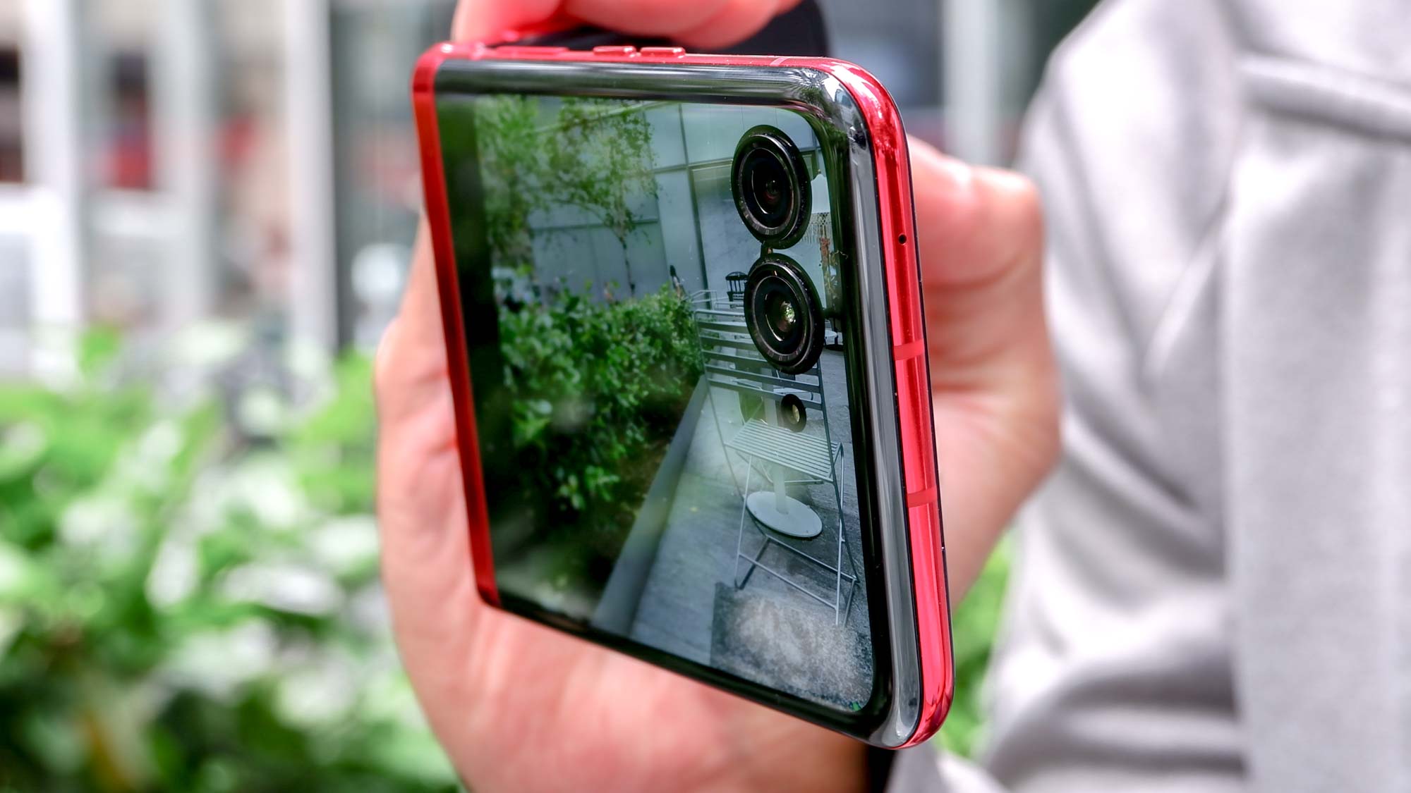 תקריב של מצלמות ב-Motorola Razr+.