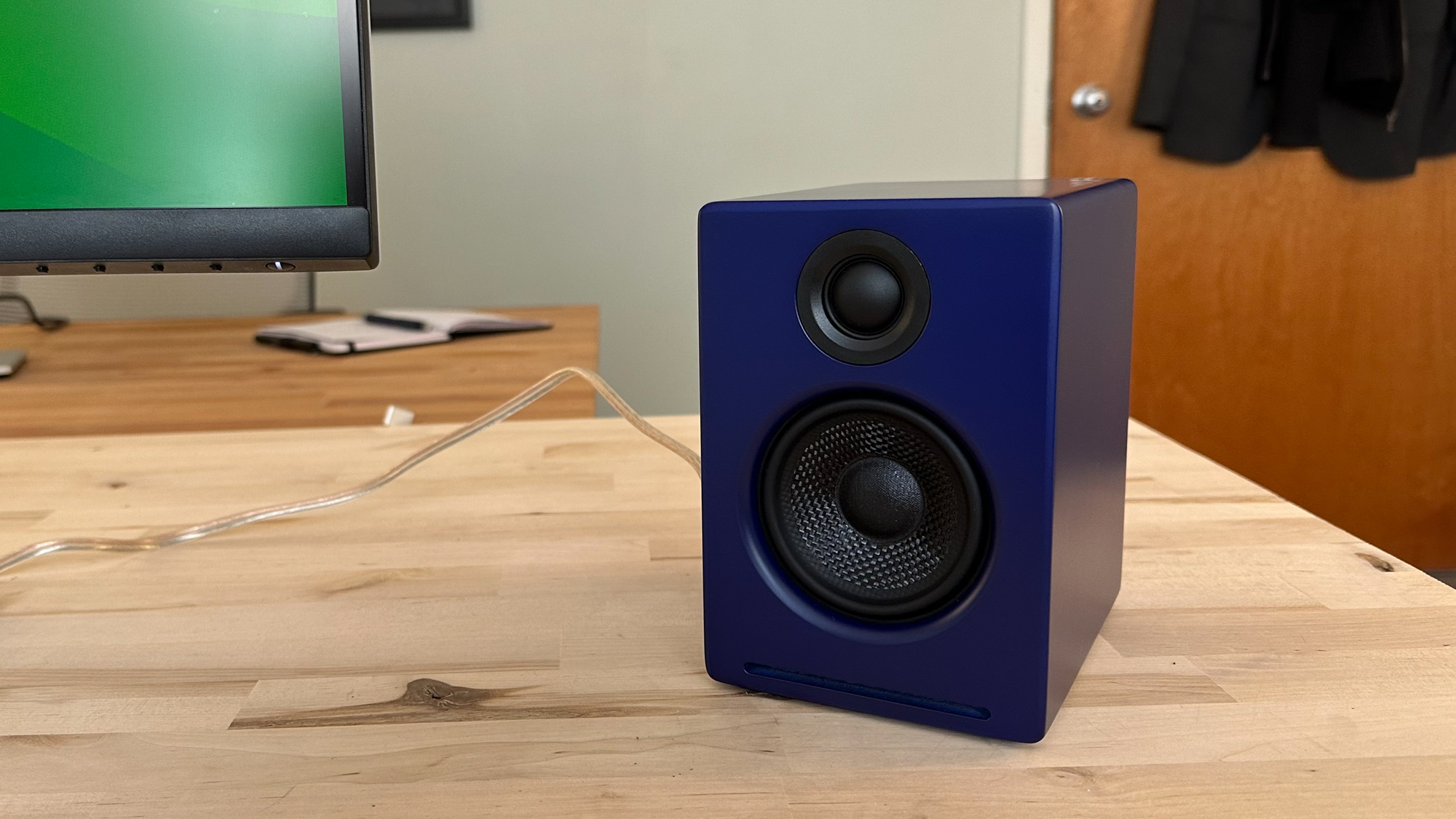 AudioEngine A2+ בכחול על תקריב של שולחן העבודה המציג פרופיל צד