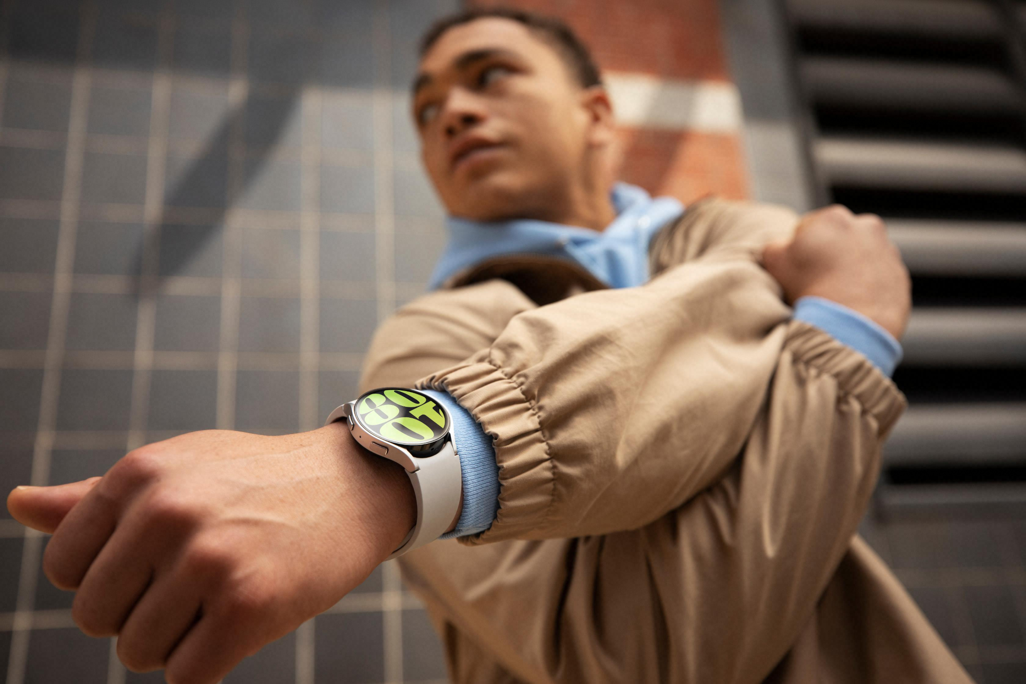 Samsung Galaxy Watch 6 על פרק כף היד של גבר מתחת לז'קט
