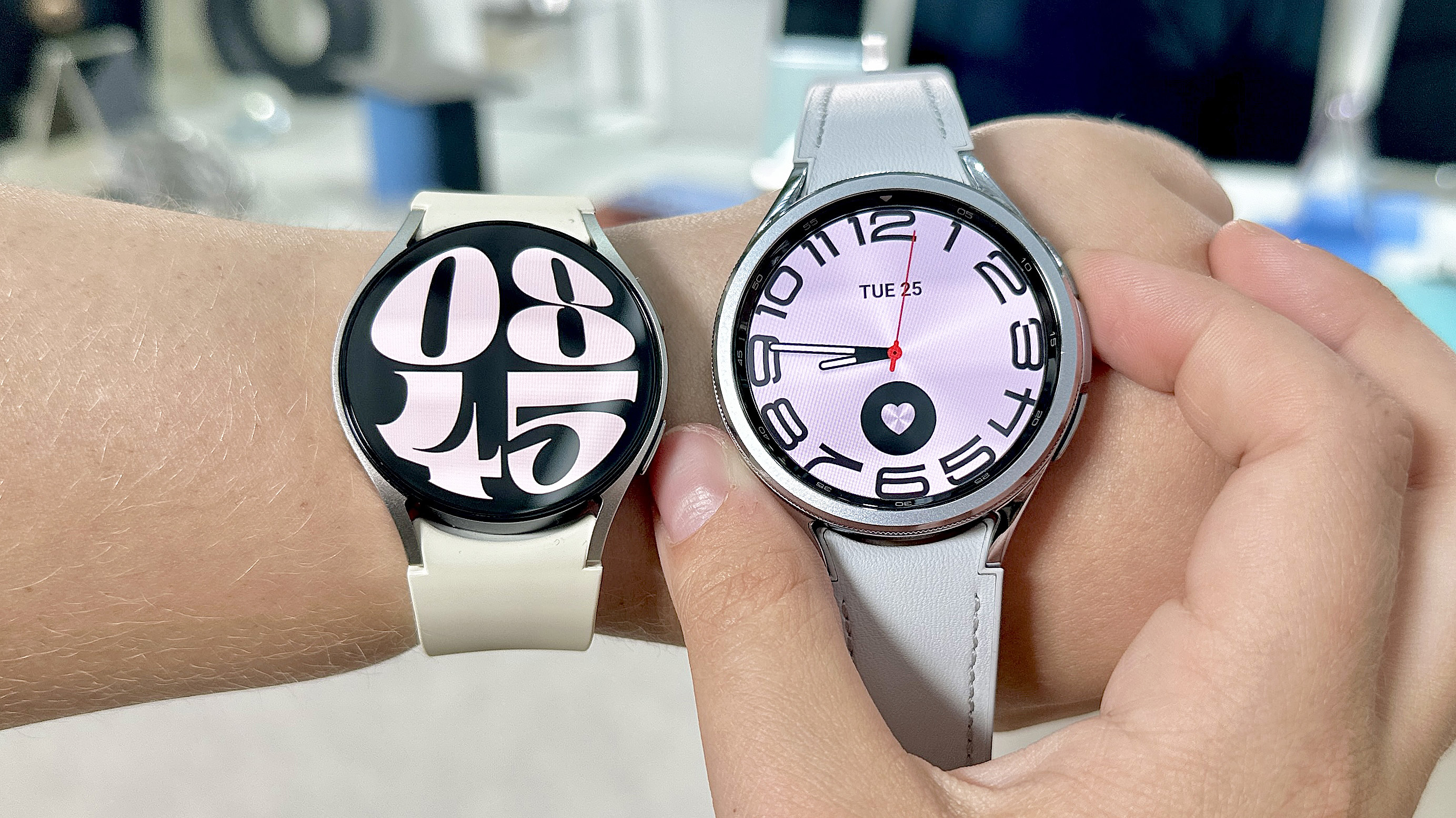 Samsung Galaxy Watch 6 ו-Classic על פרק כף היד של אדם