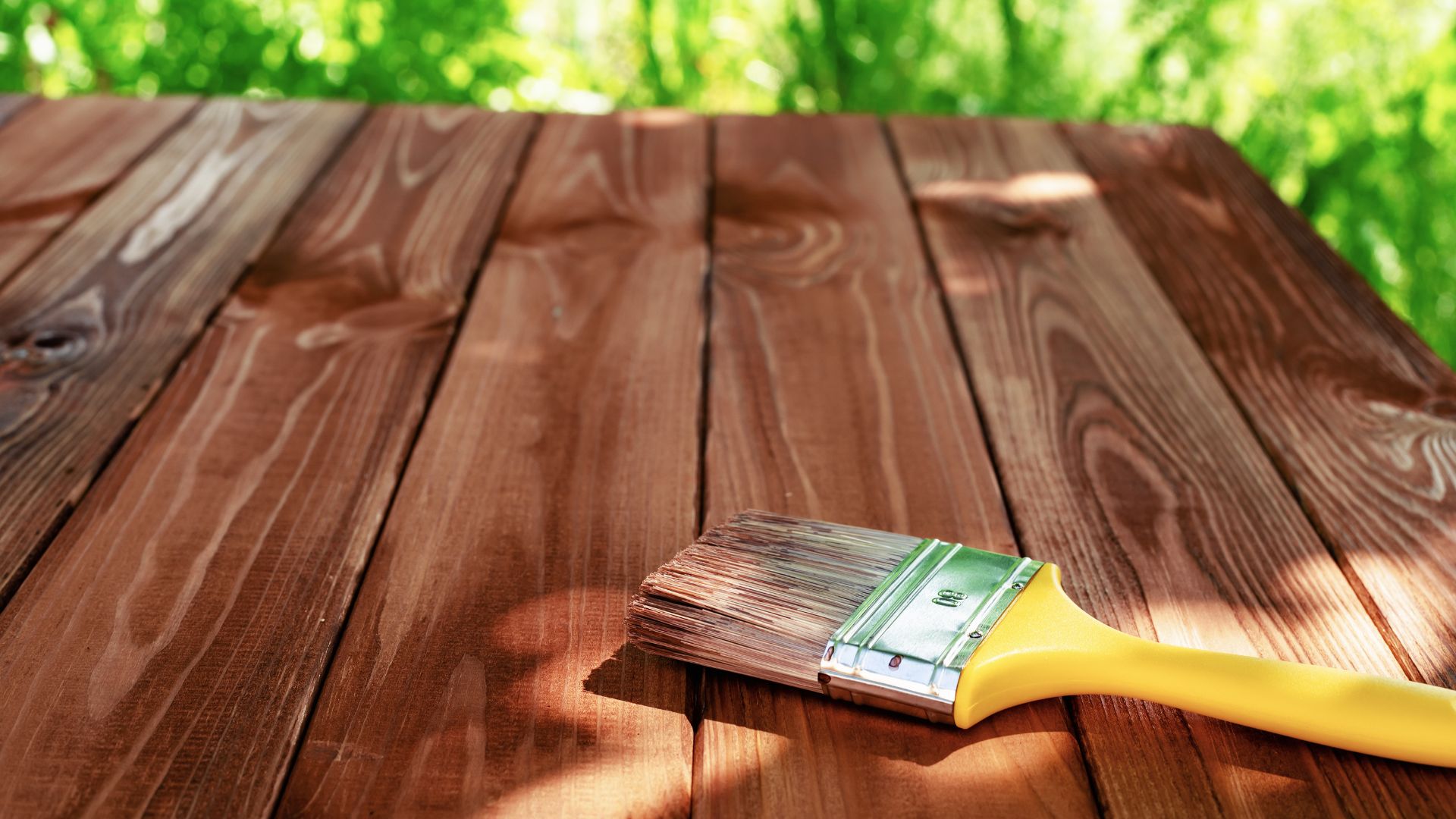 שכבת צבע טרייה מונחת על עץ