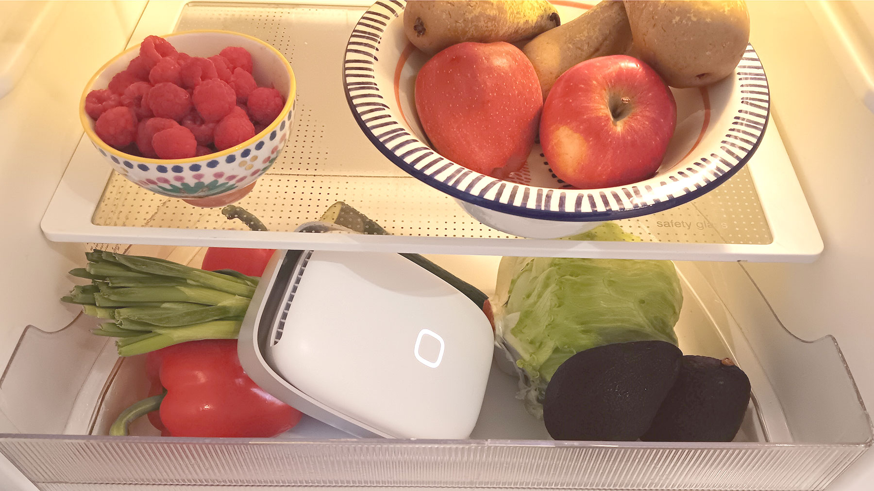 מדף במגירת פריך במקרר עם סלט