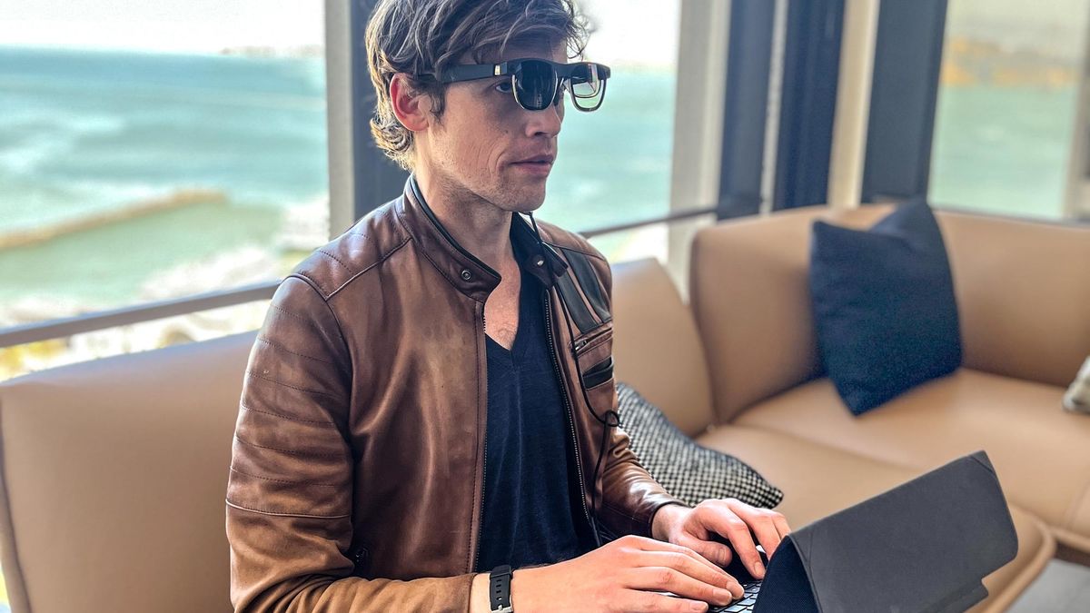 Spacetop G1: הרגע המשכתי עם מחשב נייד AR נטול מסך הראשון בעולם מאת Alex Wawro פורסם ב-30 במאי 24 עדיין לא דורג. זוג משקפי AR מחוברים אומר שהמחשב הנייד הזה מיועד לעיניך בלבד