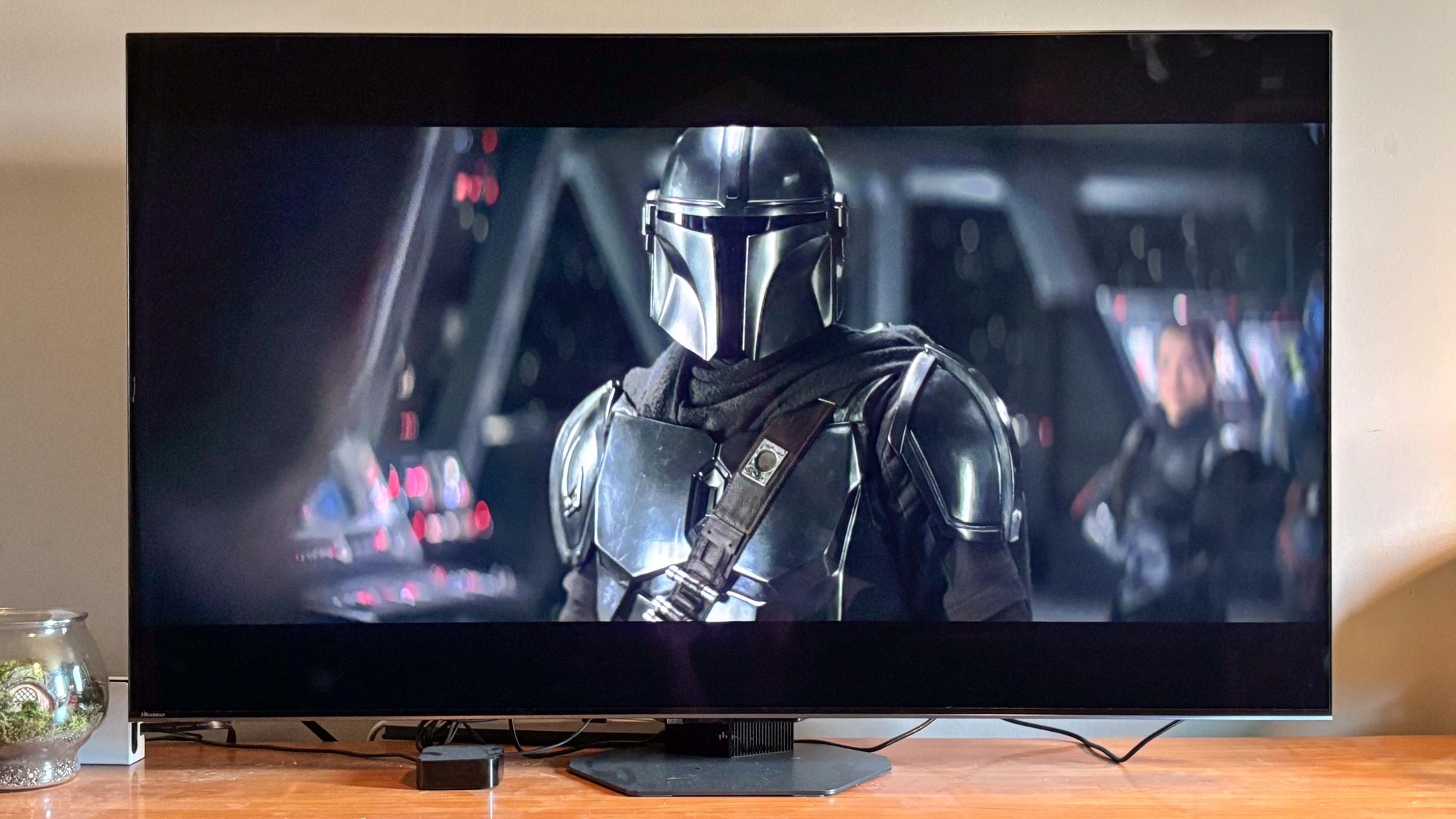 טלוויזיית Hisense U8N Mini-LED המוצגת בסלון משחקת The Mandalorian