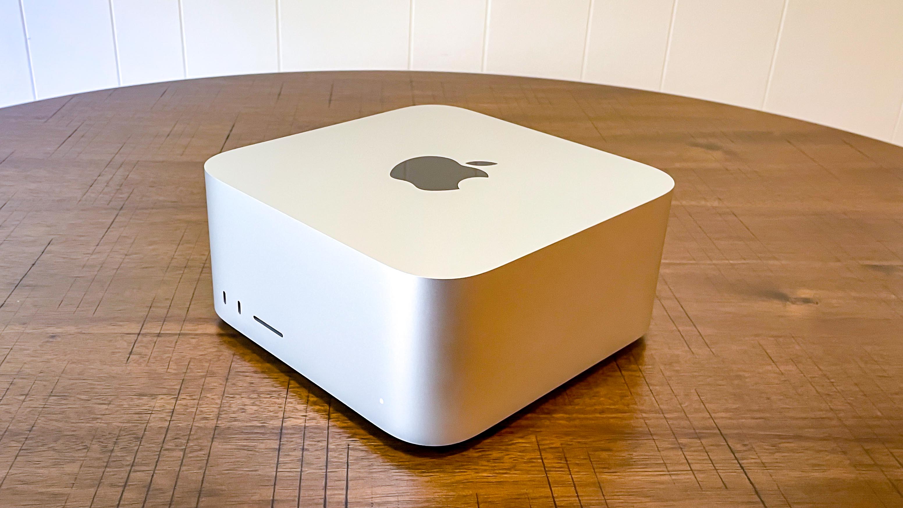 Mac Studio על שולחן, בצד