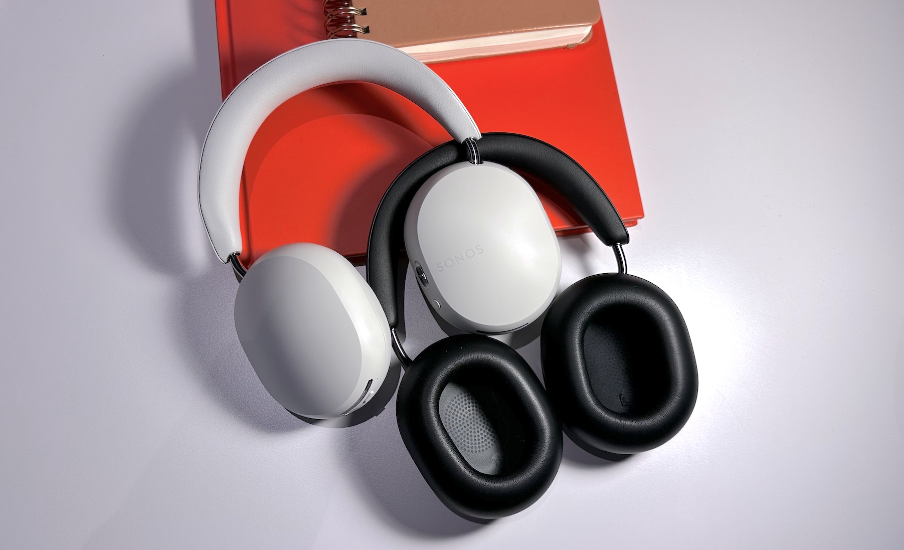 אוזניות Sonos Ace בשחור ולבן על השולחן