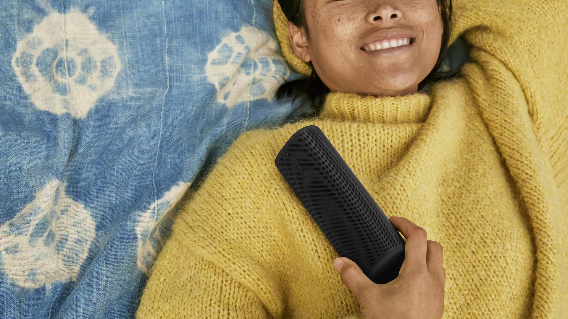 Sonos Roam 2 עם בחורה בחוץ