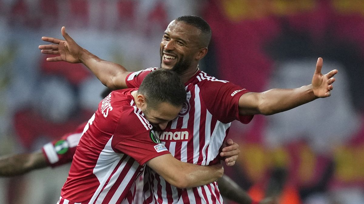 Ayoub El Kaabi of Olympiakos celebrates with teammate Kostas Fortounis after scoring his team