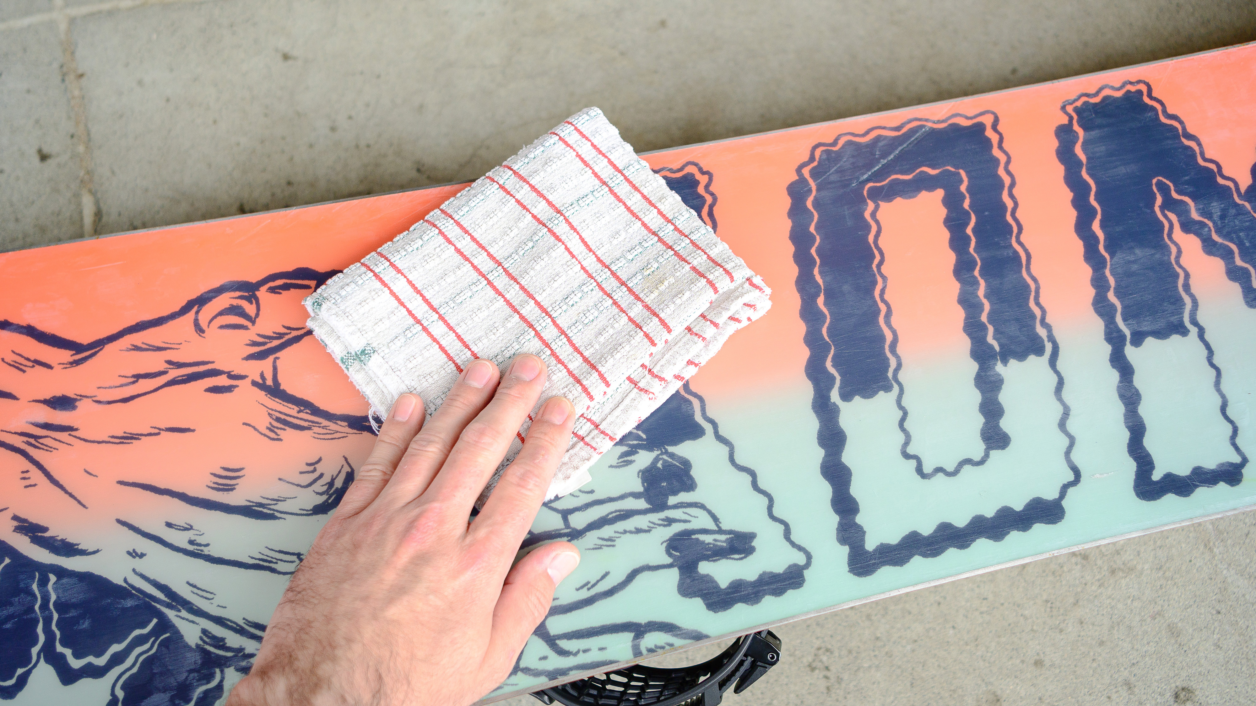 כיצד לאחסן ציוד סקי וסנובורד לעונת החוץ, כולל בורדים, מגלשיים, קסדות, מוצרים רכים ועוד.