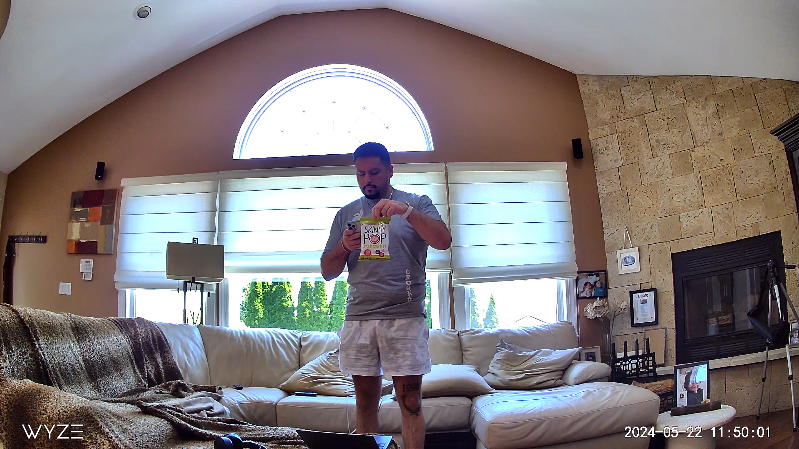 Wyze Cam v4 לוכדת אדם מחזיק פופקורן בסלון במהלך היום