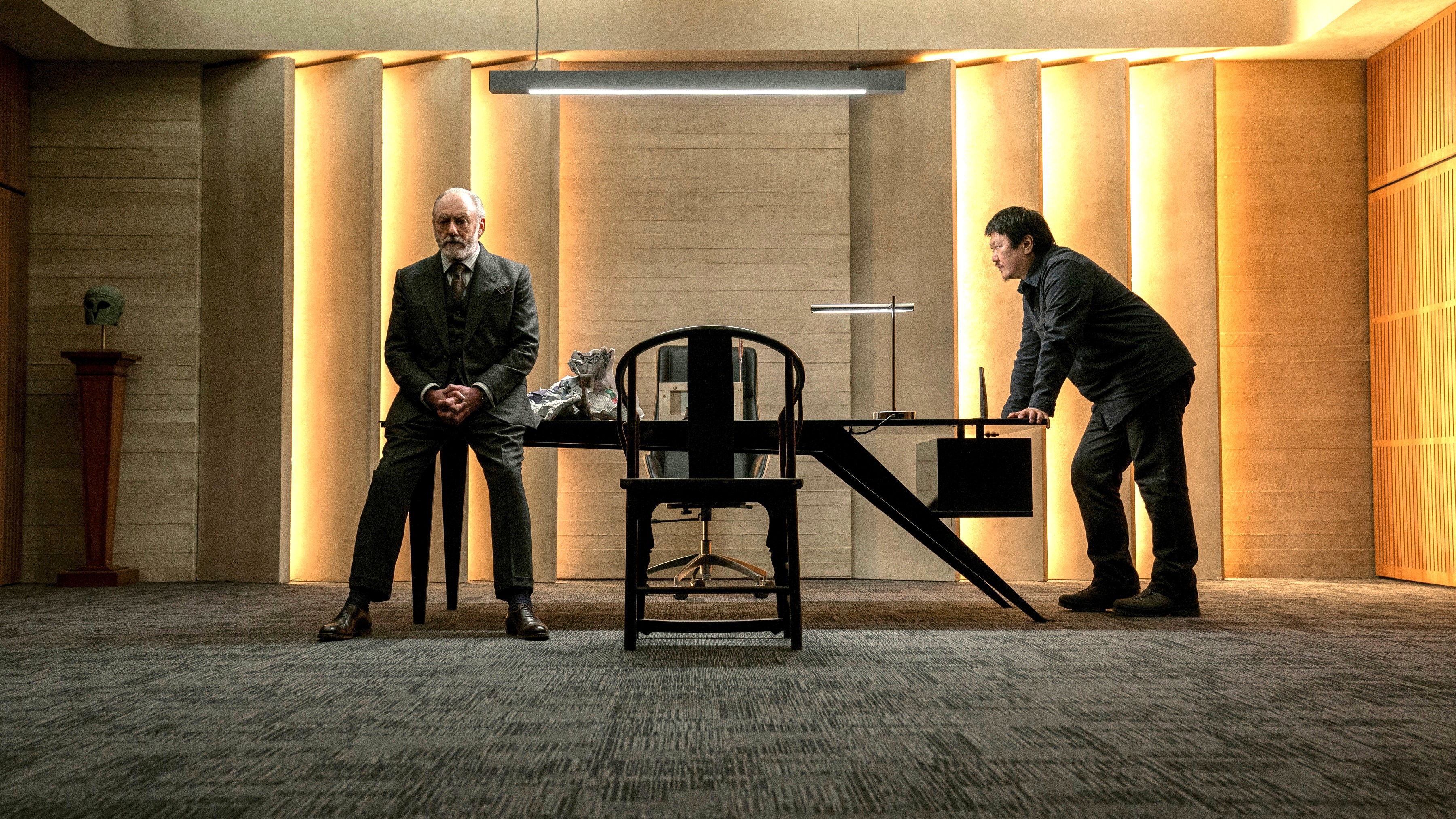 3 בעיית גוף.  (מ' עד ר') ליאם קנינגהם בתור ווייד, בנדיקט וונג בתור דה שי בפרק 105 של 