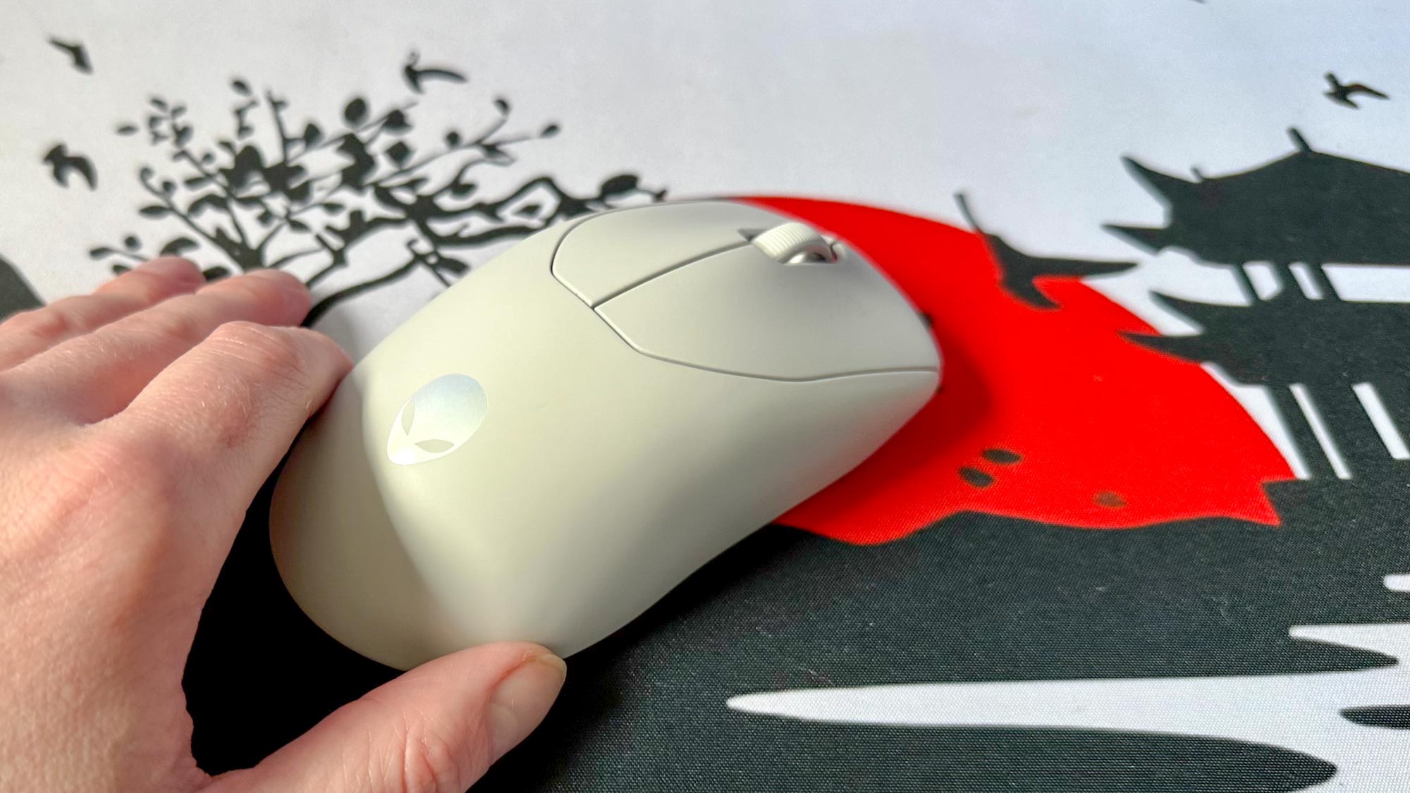 החזקת עכבר המשחקים האלחוטי של Alienware Pro.