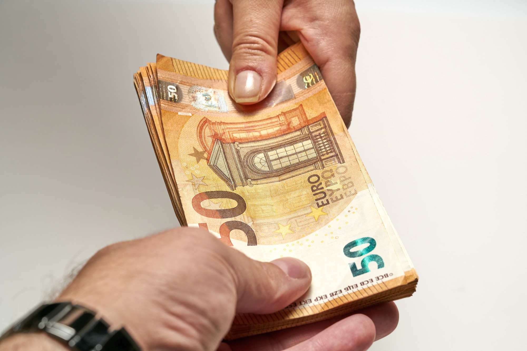 הודעות טקסט עם תגמולים כספיים מגבירים את הירידה במשקל אצל גברים שמנים, כך עולה ממחקר