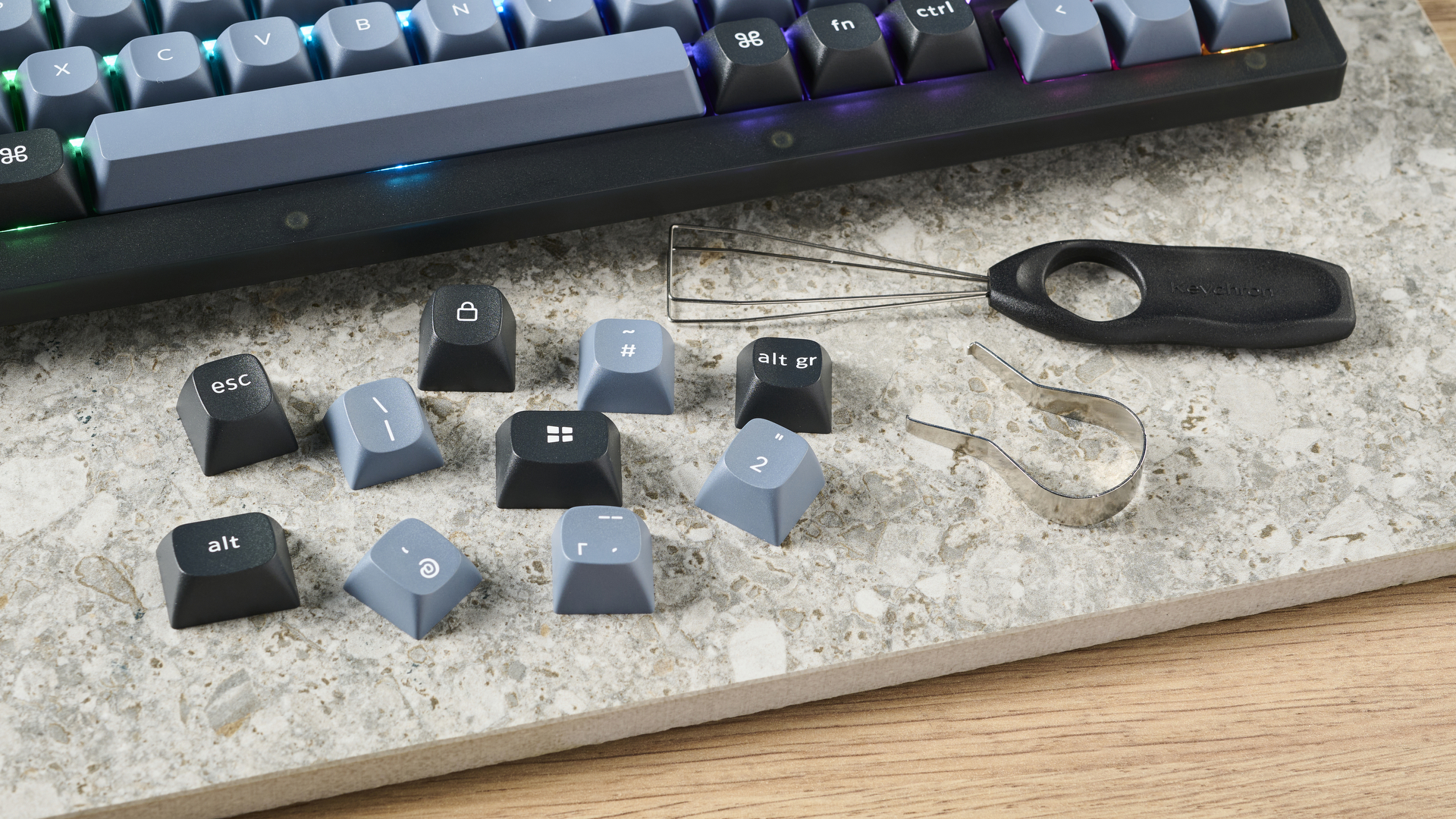 מקלדת מכנית חוטית Keychron V1, בצבע שחור חלבי (שקוף).