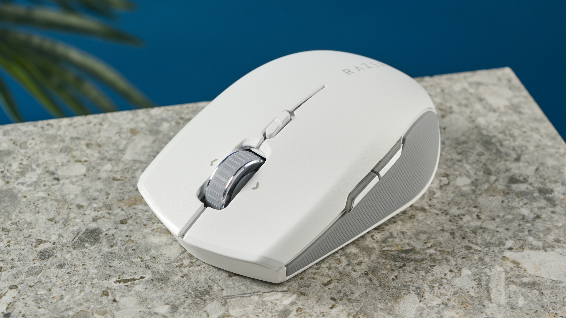 עכבר אלחוטי Razer Pro Click Mini לבן על לוח שיש