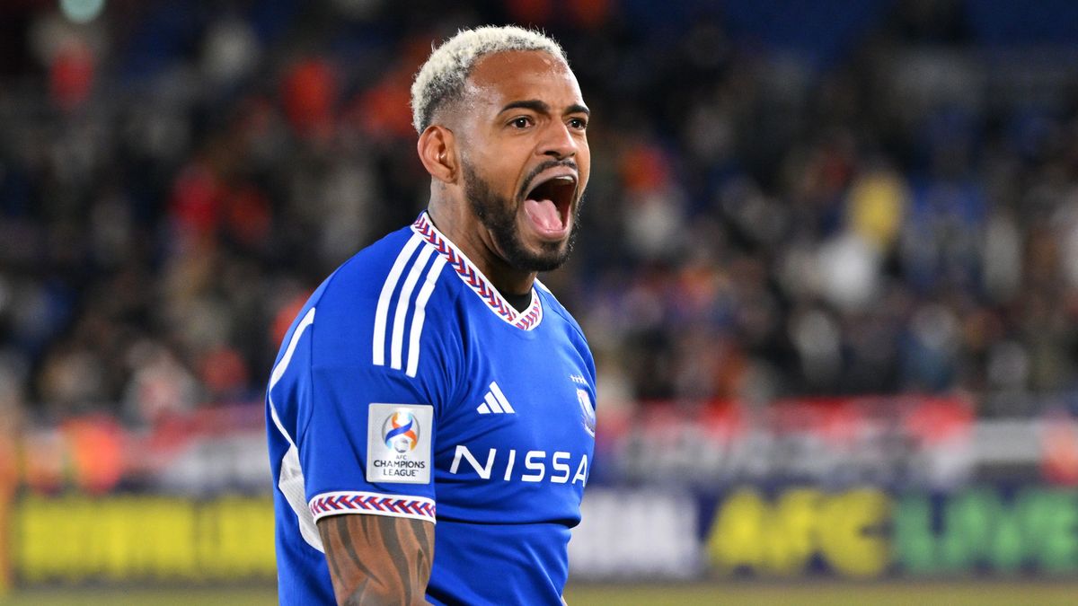 Anderson Lopes of Yokohama F.Marinos celebrates after scoring the team