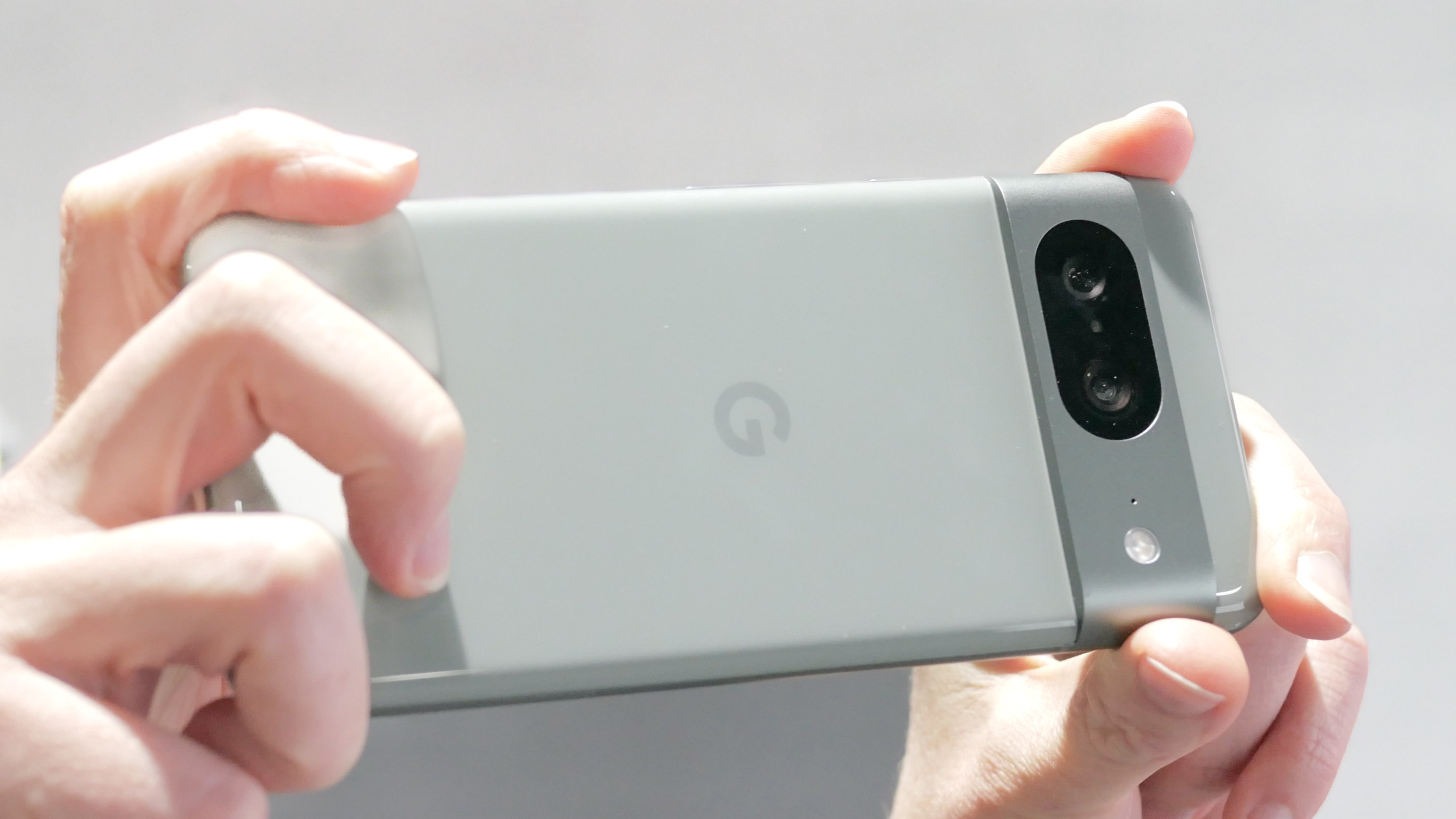 Google Pixel 8 מצלם תמונות