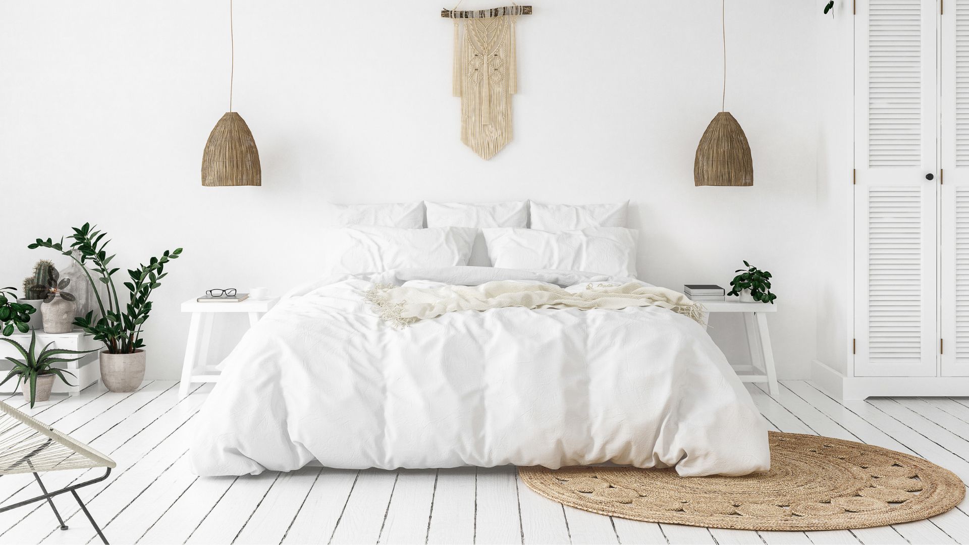 חדר שינה בסגנון סקנדי עם שמיכה לבנה על המיטה