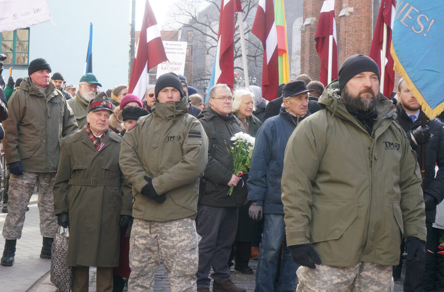 ותיקי SS ותומכיהם צועדים בריגה, לטביה ב-16 במרץ 2018. (כנען ליפשיז)