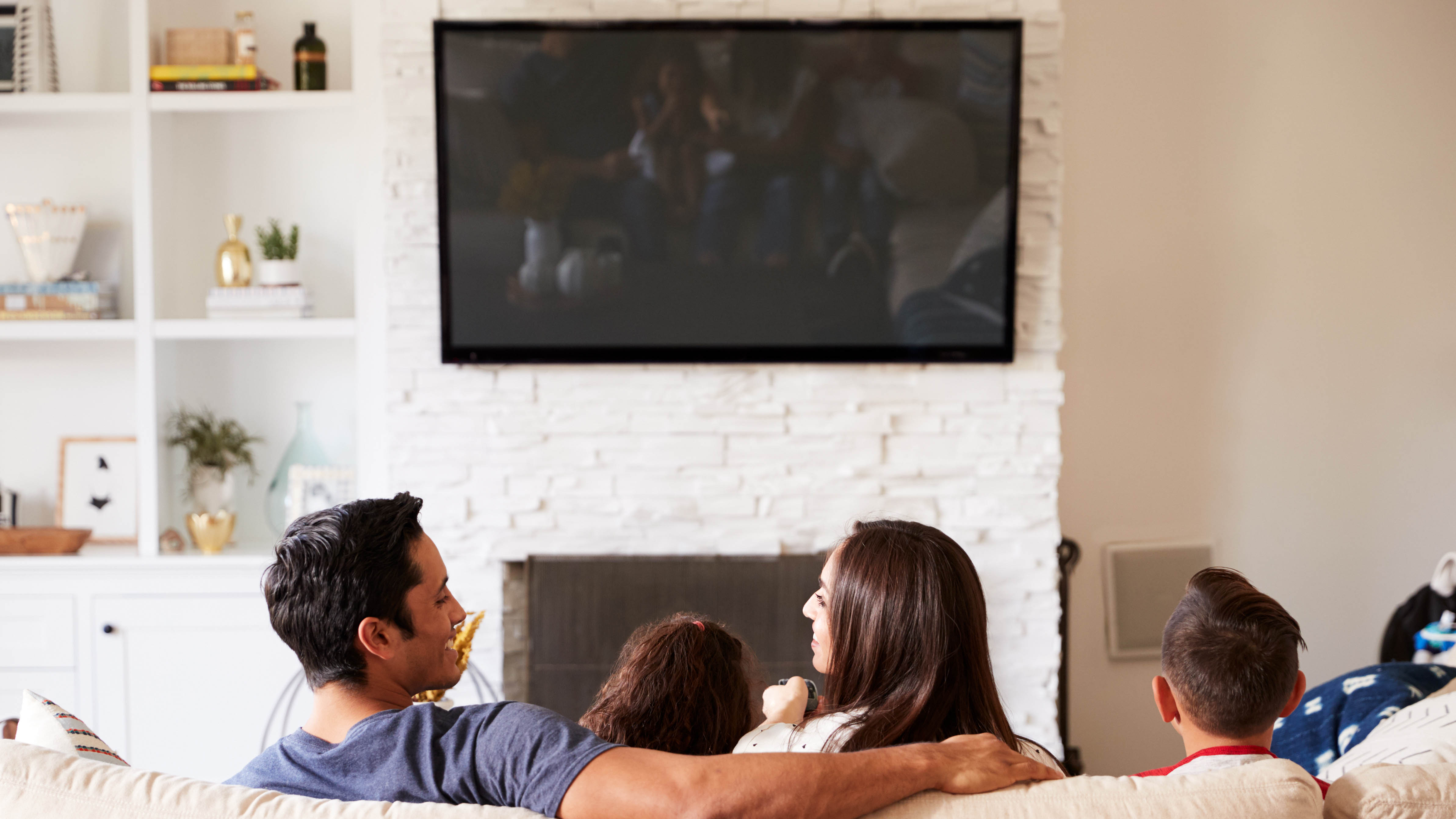 צפייה משפחתית בטלוויזיה תלויה על הקיר