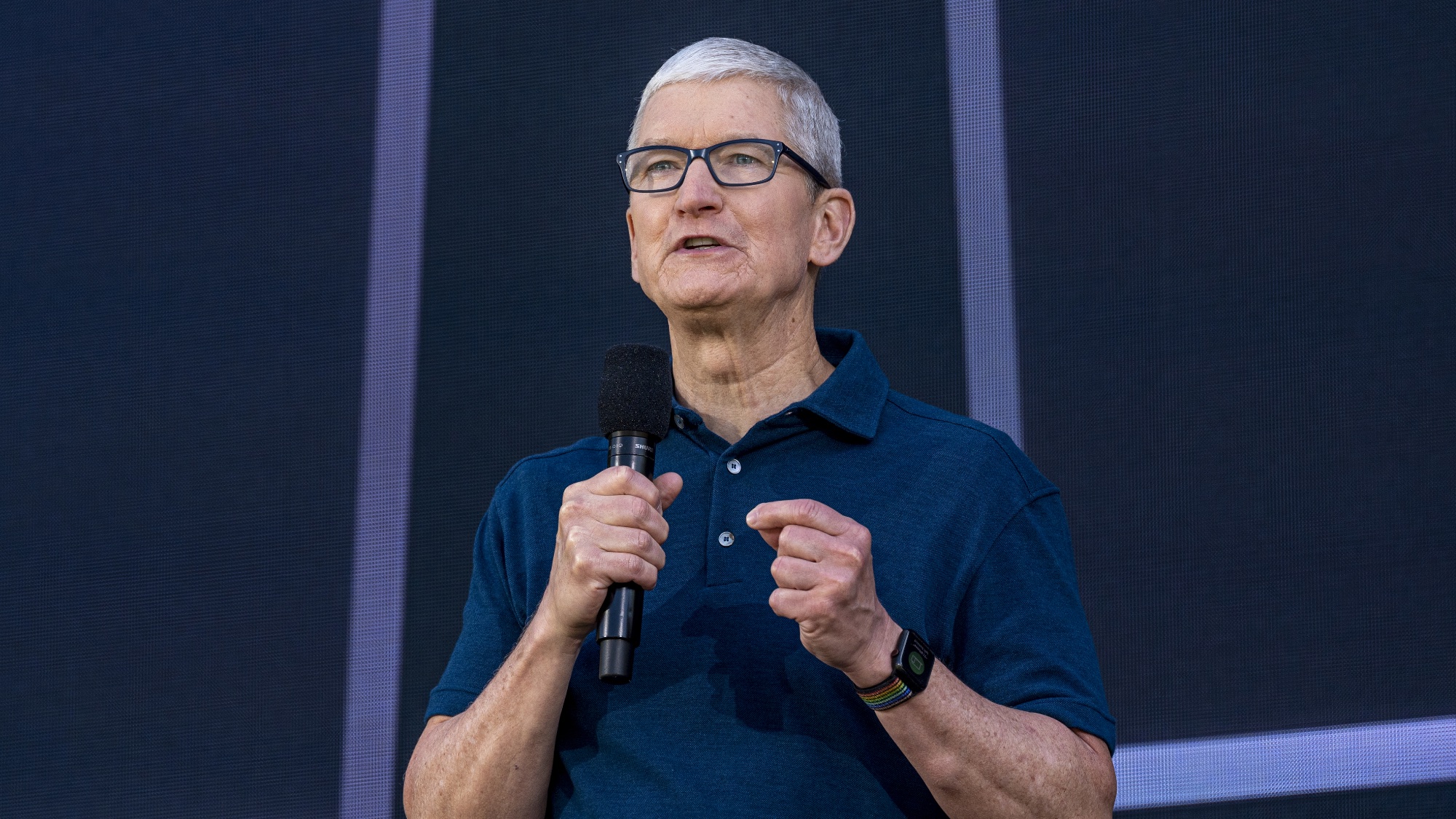 טים קוק נואם ב-WWDC 2022