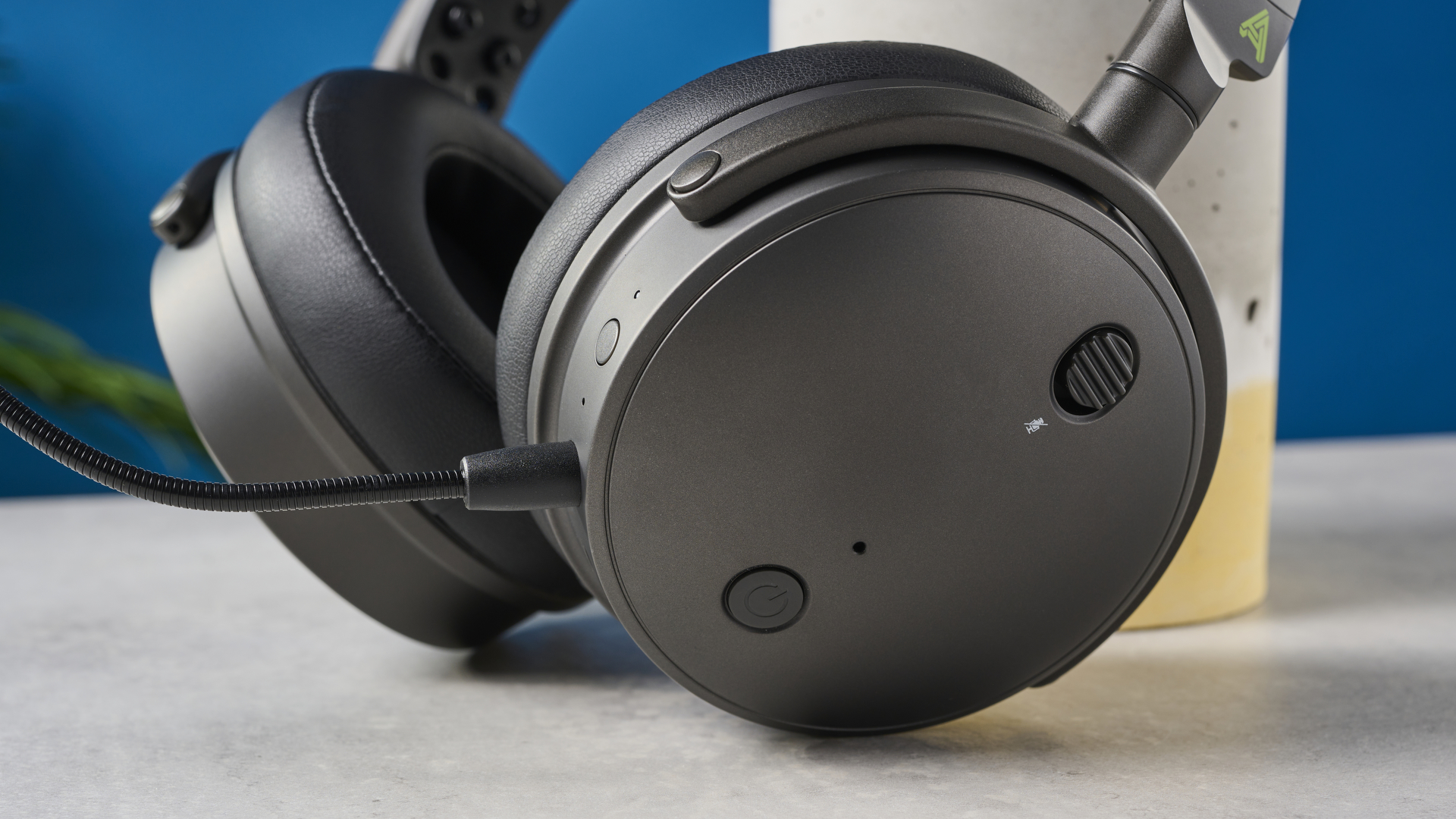 תצלום של כיסויי האוזניים החיצוניים של Audeze Maxwell המציג את בקרות המיקרופון