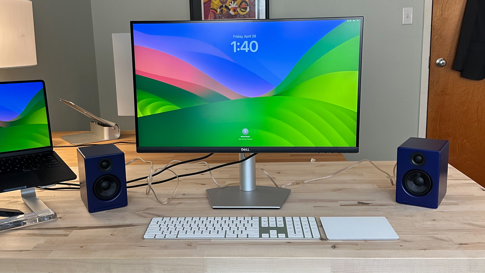 AudioEngine A2+ עם צג שולחני