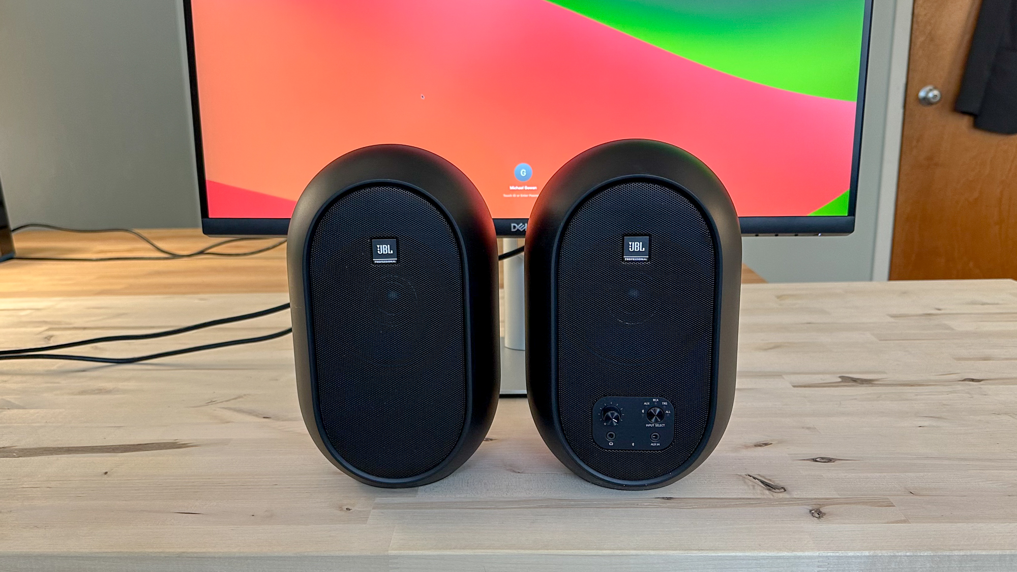 JBL 104 BT על שולחן עבודה