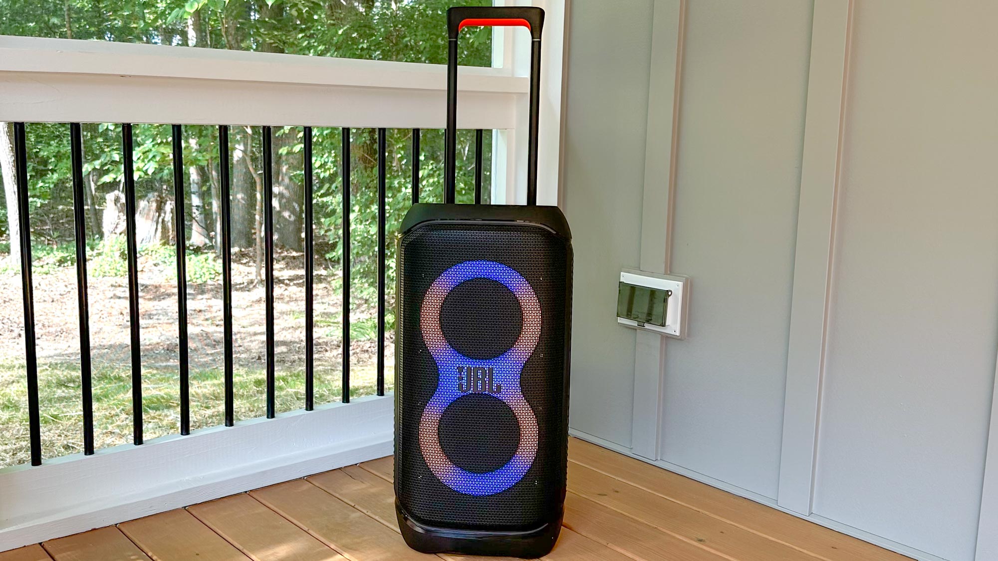 JBL PartyBox Stage 320 על מרפסת