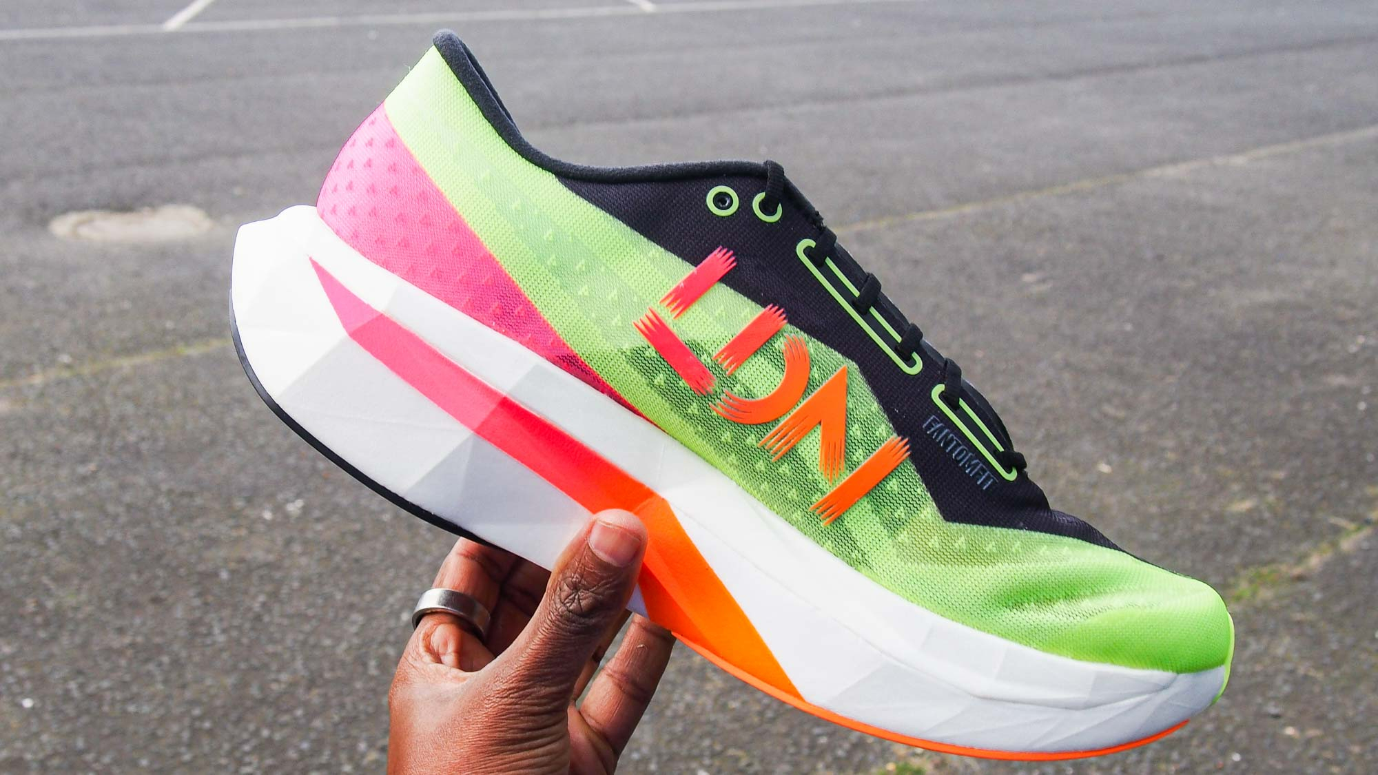 נעל ריצה New Balance FuelCell SC Elite v4 London Edition ביד אדם