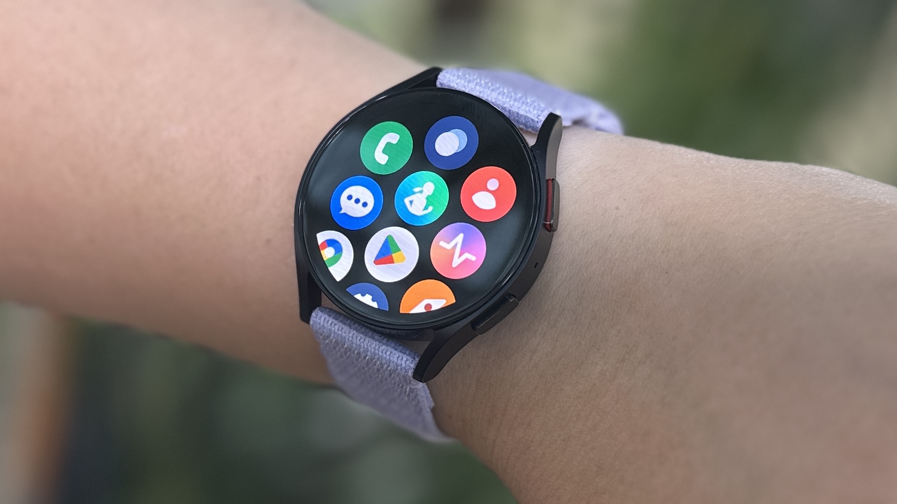 Samsung Galaxy Watch 6 על פרק כף היד של אדם המציג את רשימת האפליקציות