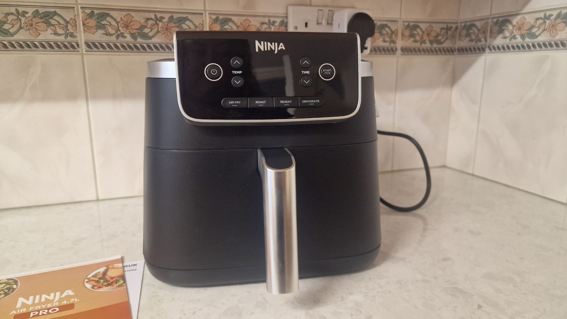 Ninja Air Fryer Pro 4-in-1 מוכן לשימוש על דלפק במטבח