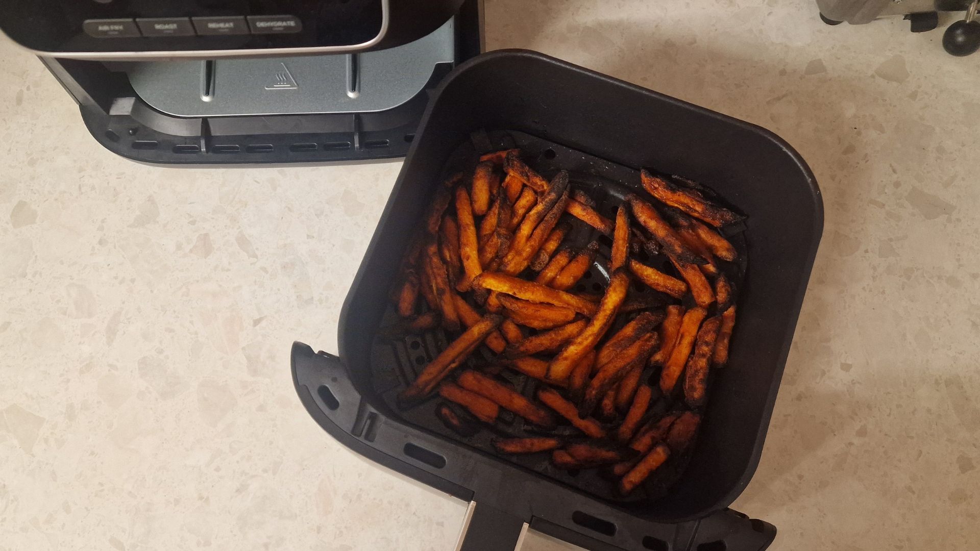 Ninja Air Fryer Pro 4 ב-1 לבישול צ'יפס בטטה