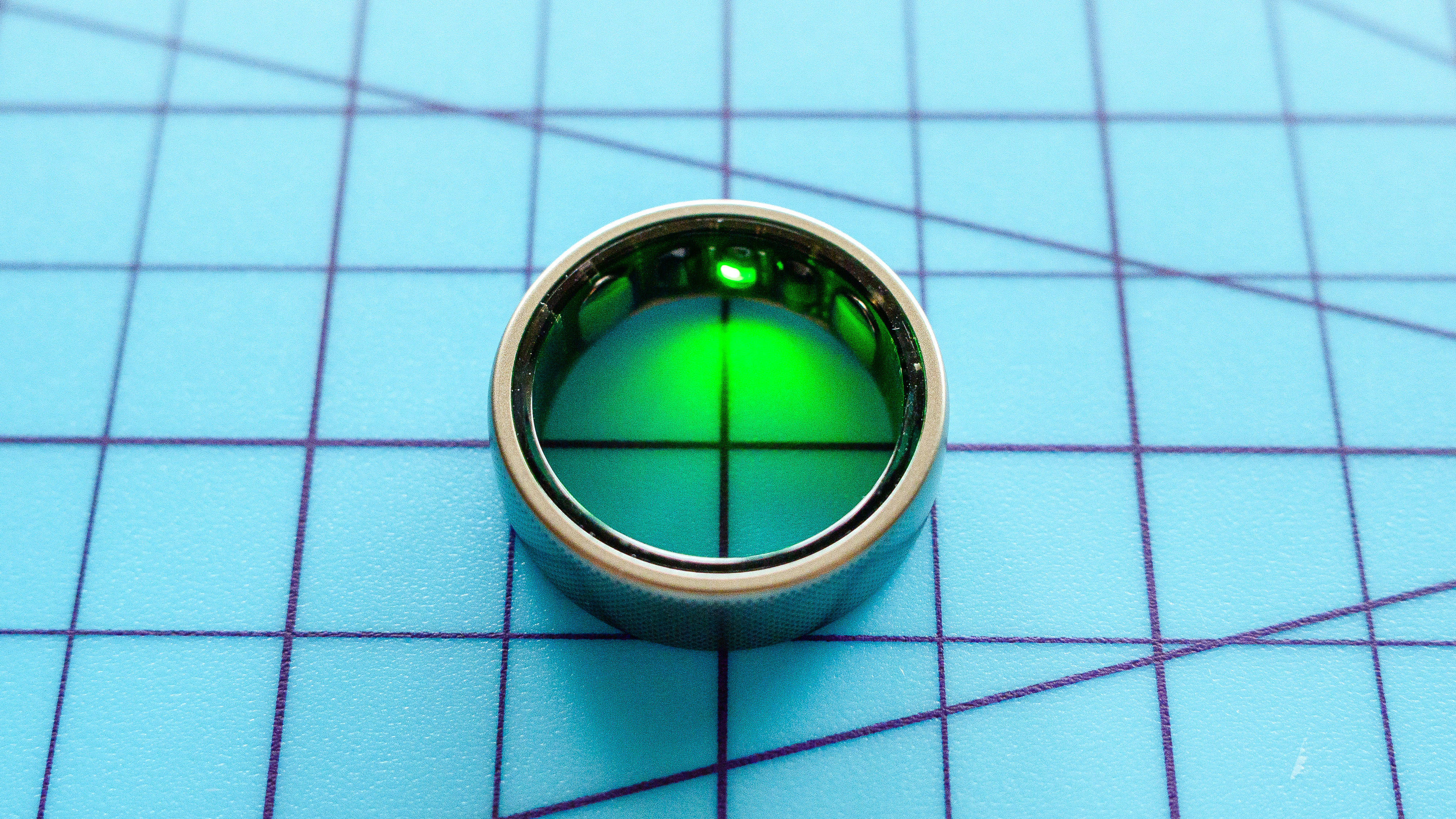 טבעת Amazfit Helio על מחצלת מדידה עם חיישנים בתצוגה