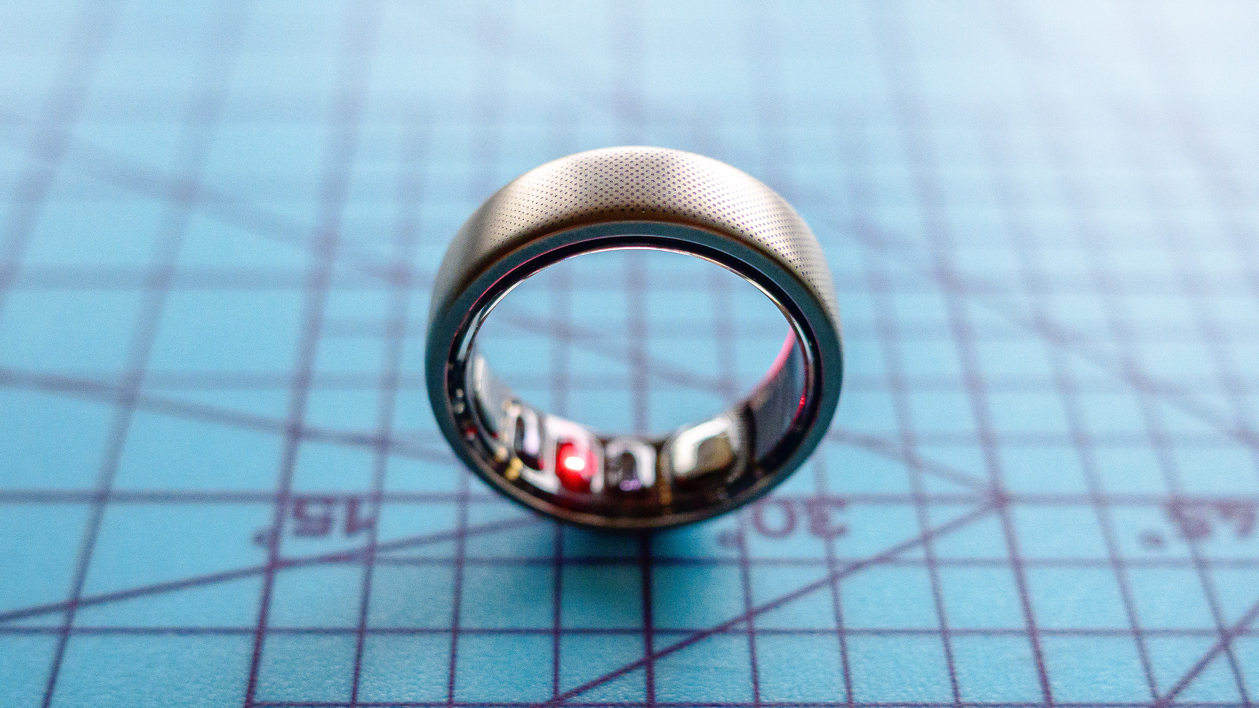 טבעת Amazfit Helio על מחצלת מדידה