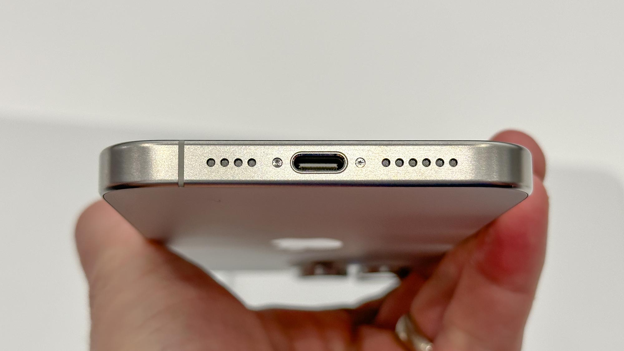יציאת USB-C של iPhone 15 Pro Max