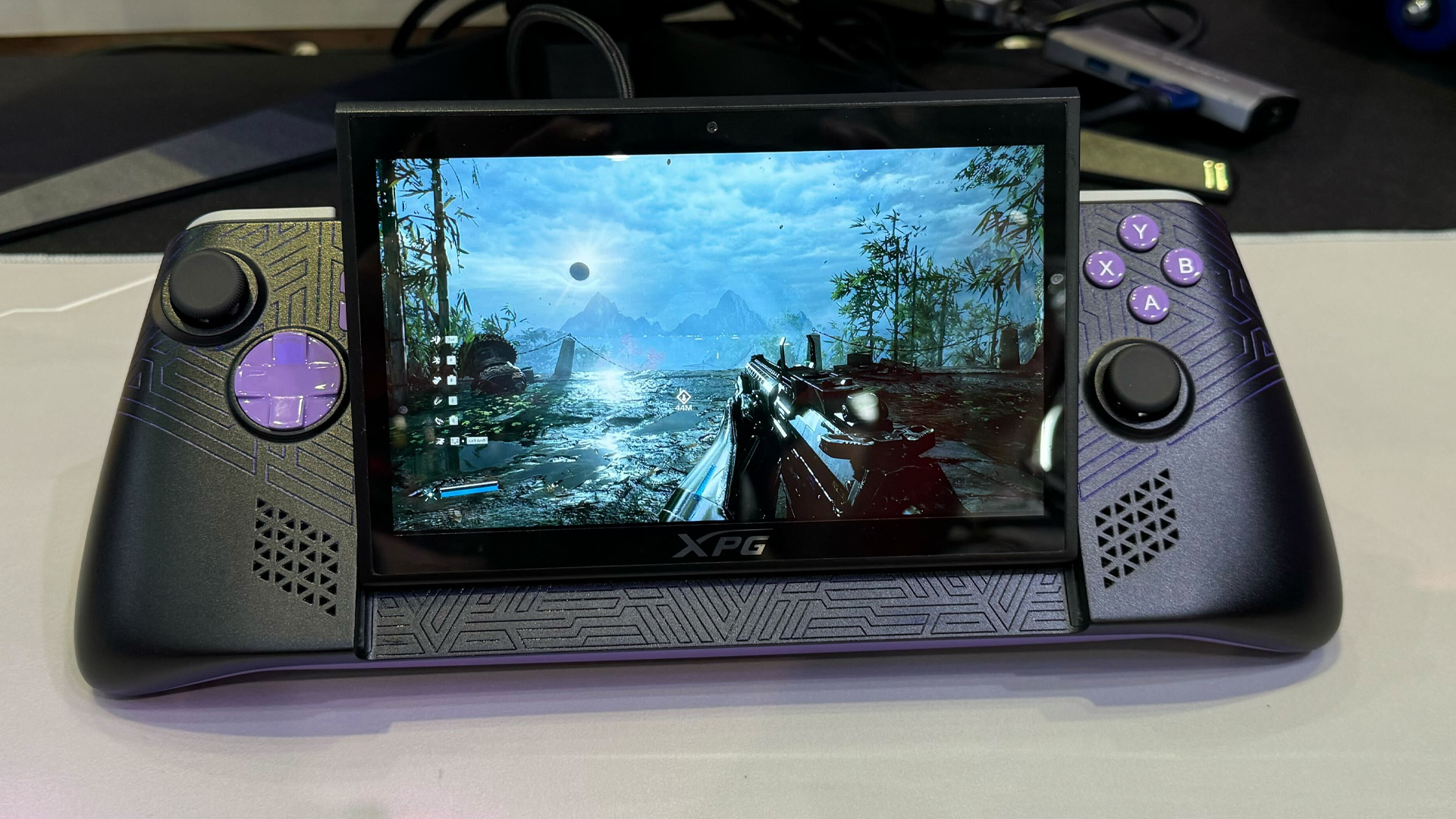 XPG NIA Gaming Handheld משחק משחק יריות מגוף ראשון ב-Computex 2024.