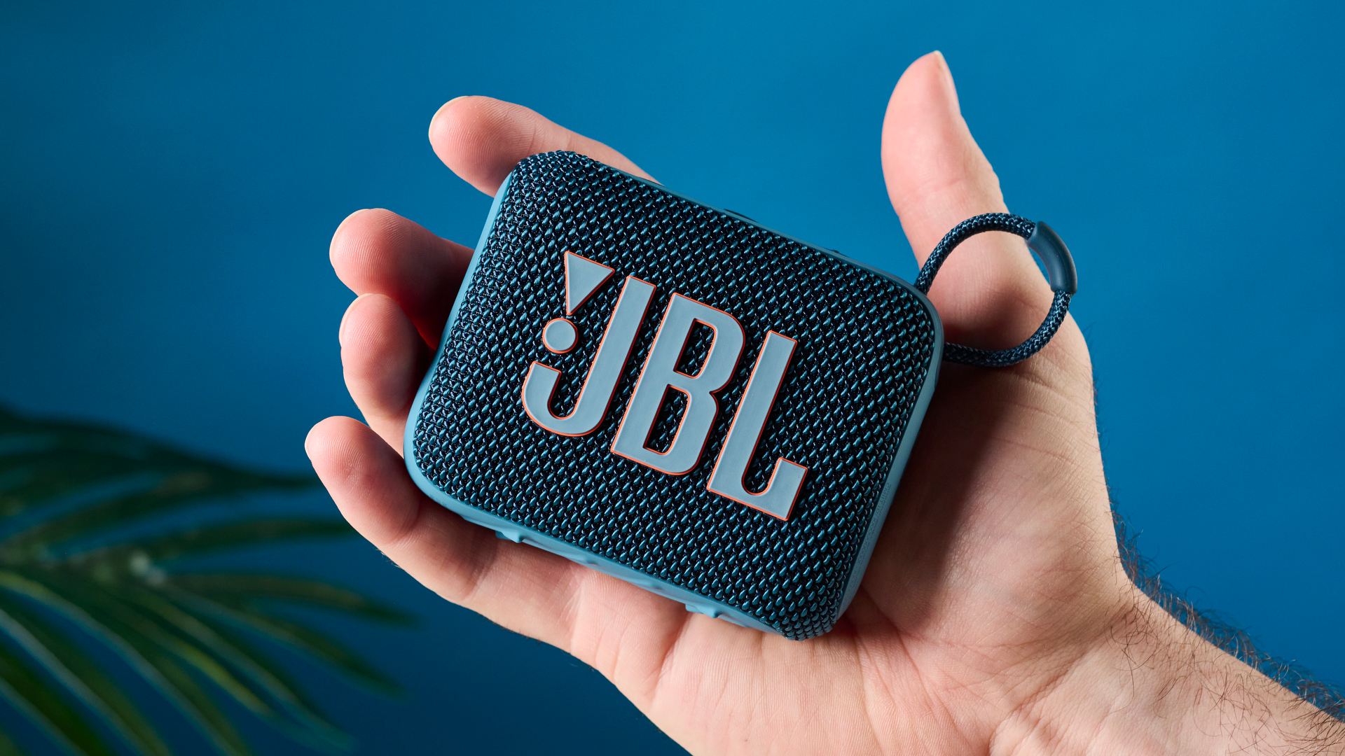 תמונה של ה-JBL Go 4 ביד.