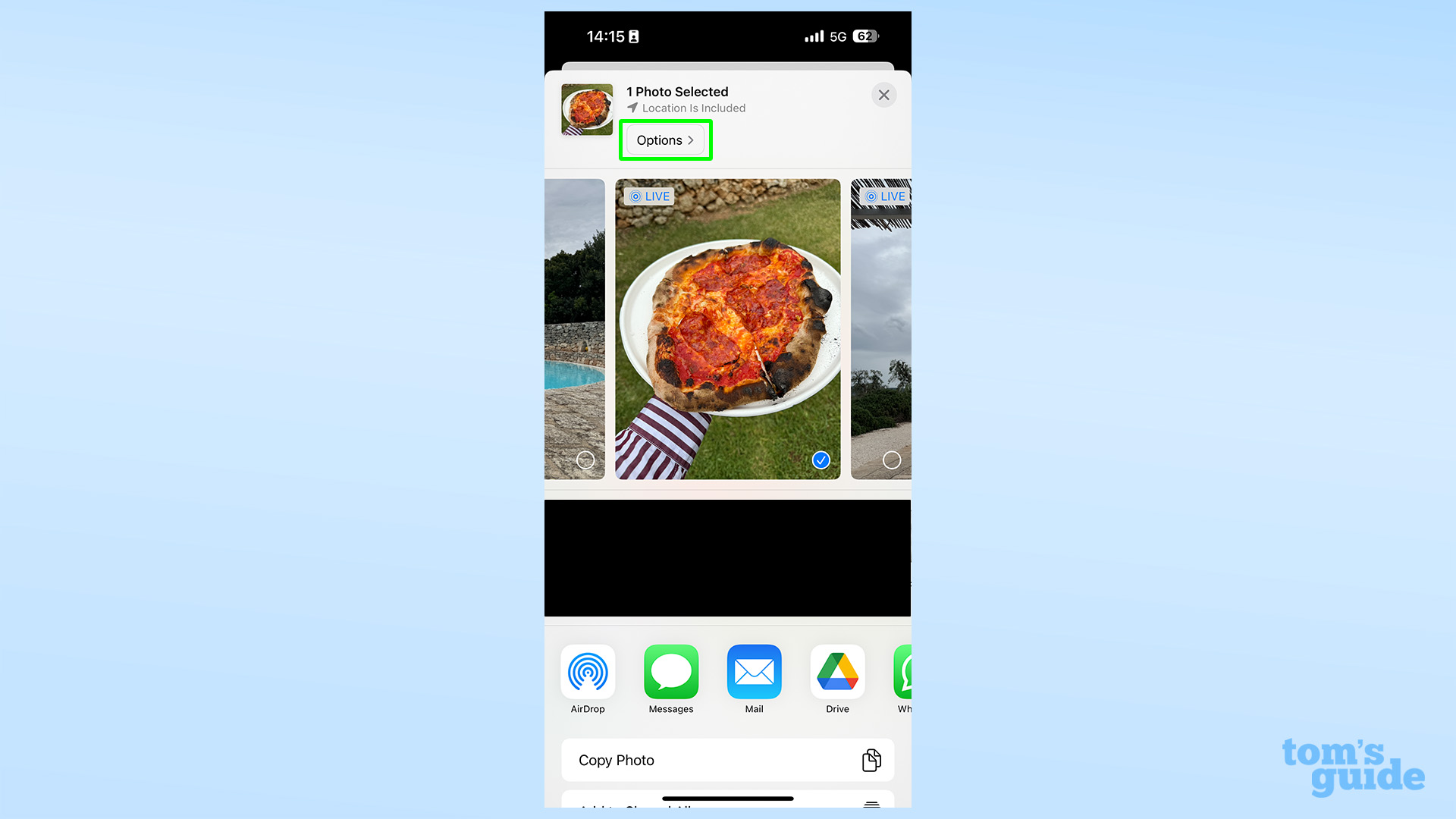 צילומי מסך המראים היכן נמצא כפתור האפשרויות AirDrop בגיליון השיתוף ב-iOS 17.5