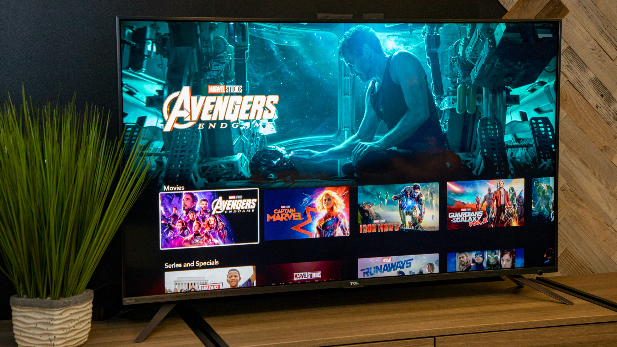 מסך הבית של אפליקציית דיסני פלוס בטלוויזיה