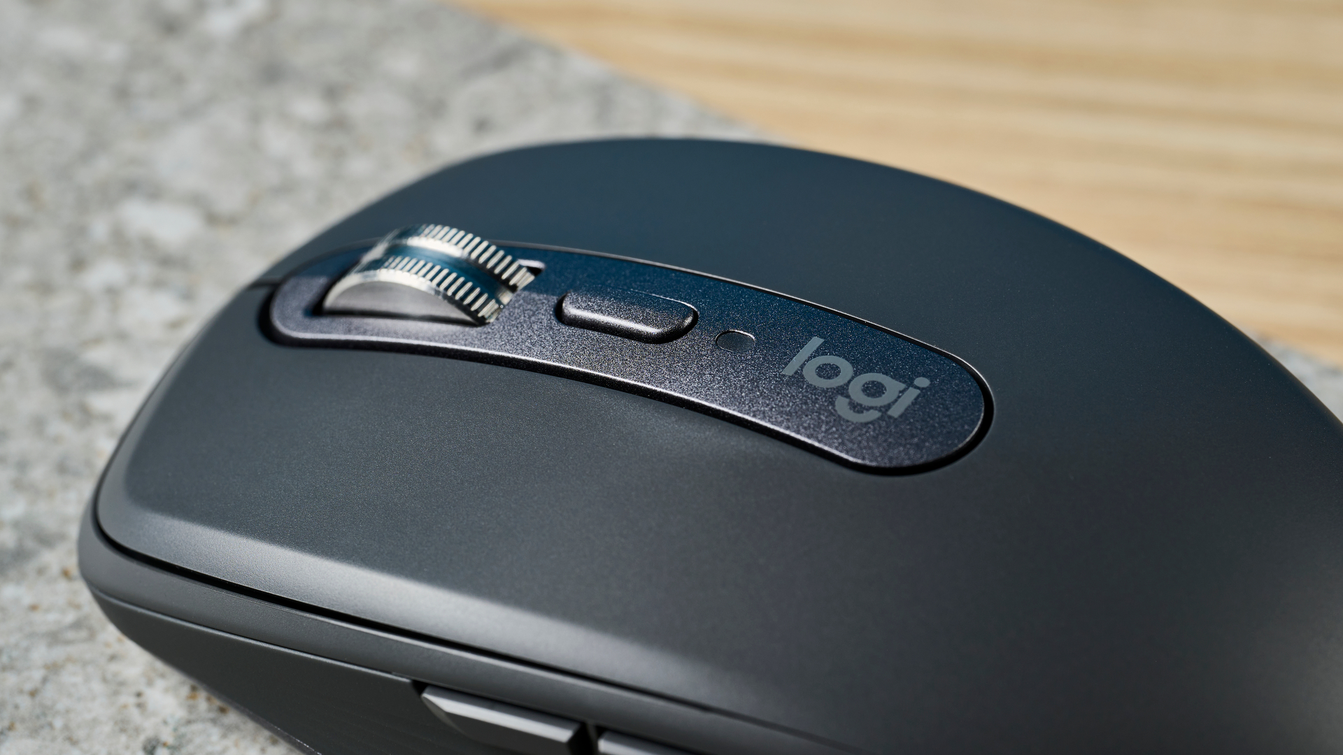 תמונה של עכבר Logitech MX Anywhere 3S על משטח אבן.