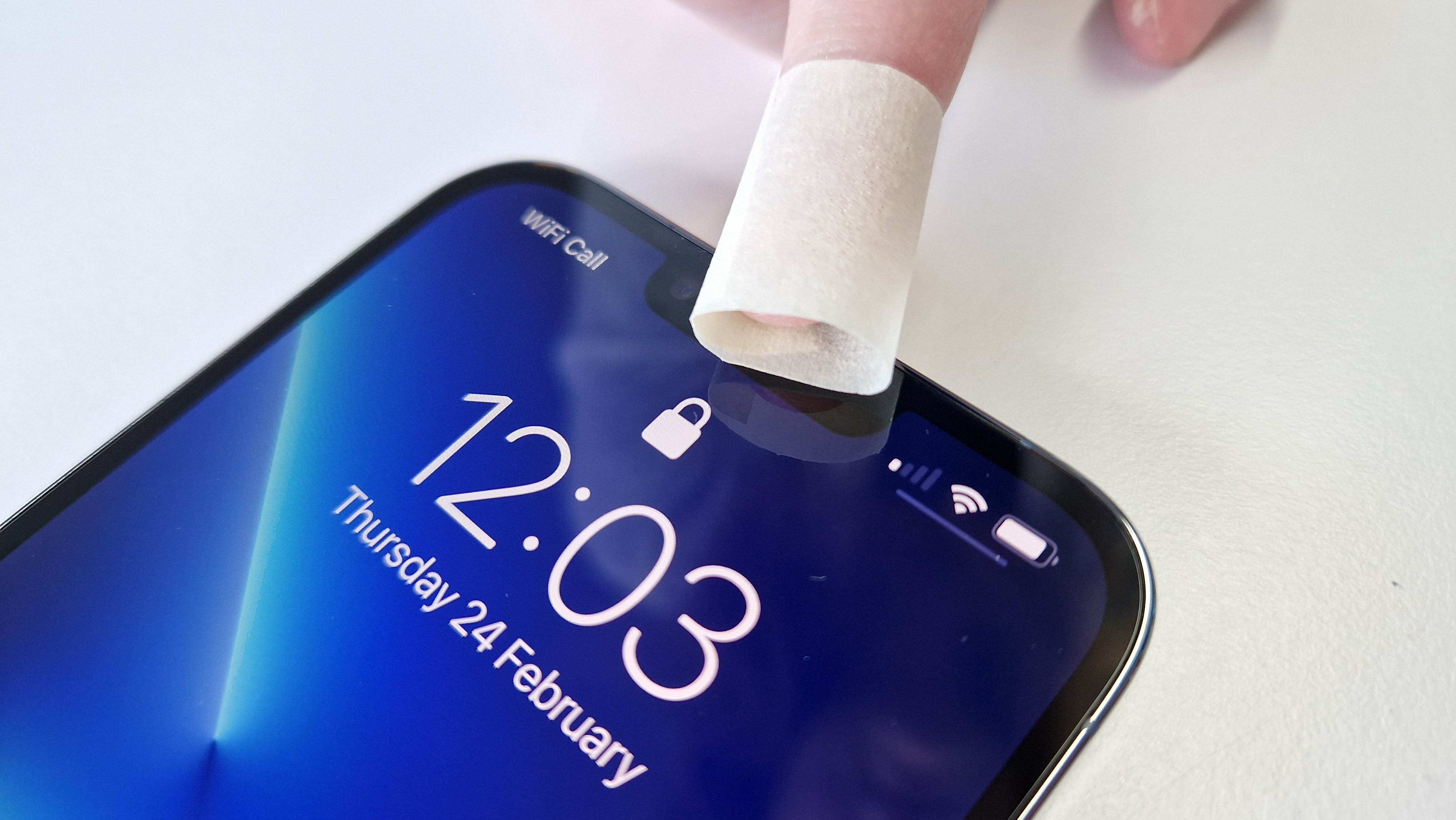 רמקול של אייפון 13 פרו מקס מתנקה עם סרט צייר